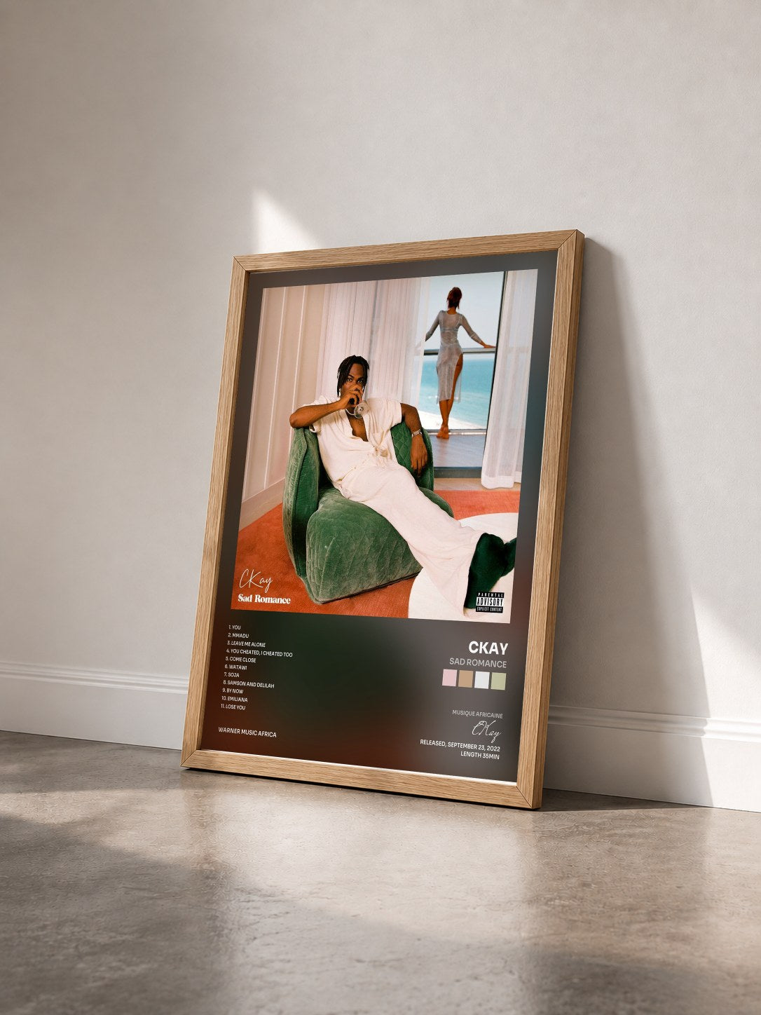 #bois Tableau de l'album Sad Romance de CKay vu de trois quarts, cadre en bois brut
