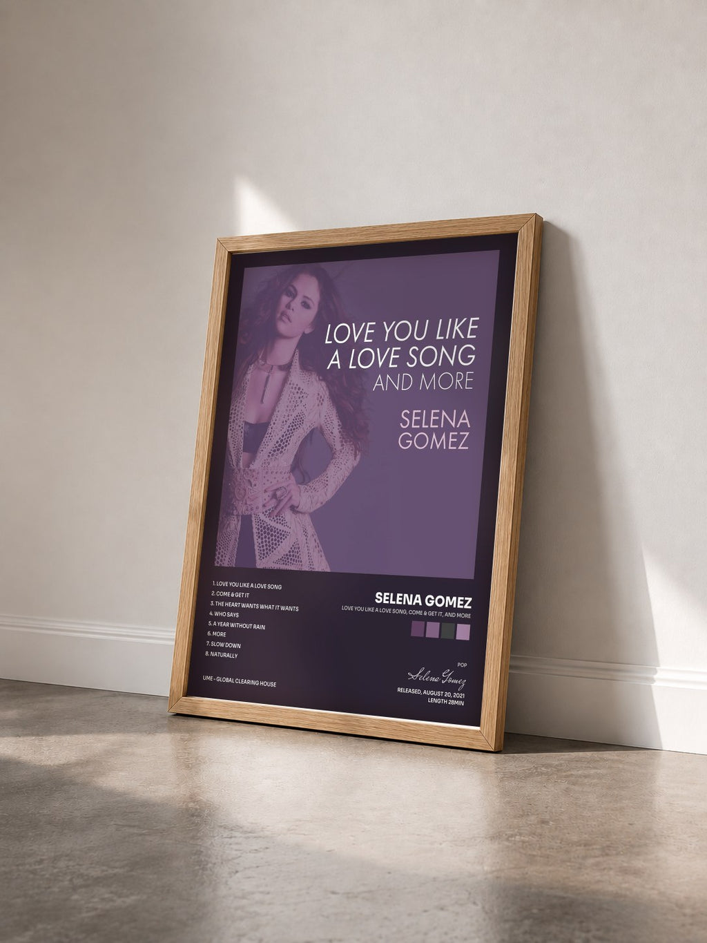 #bois Tableau de l'album Love You Like A Love Song, Come & Get It, and More de Selena Gomez vu de trois quarts, cadre en bois brut