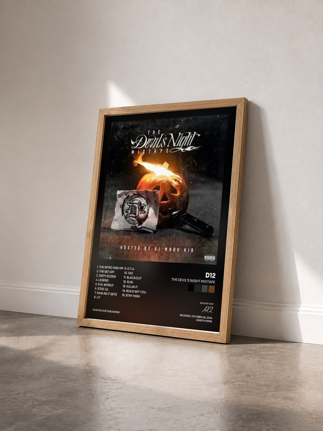 #bois Tableau de l'album The Devil's Night Mixtape de D12 vu de trois quarts, cadre en bois brut
