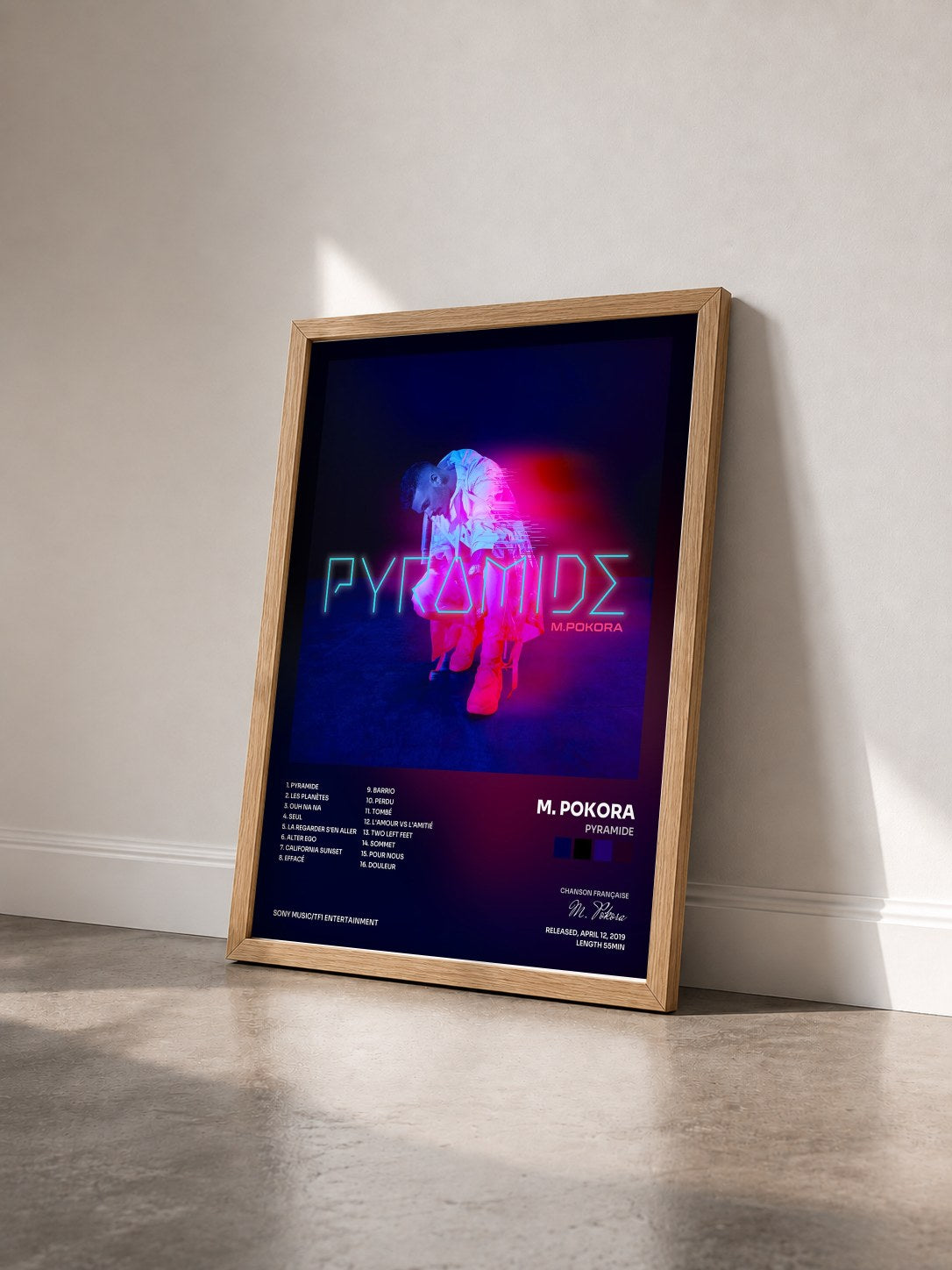 #bois Tableau de l'album PYRAMIDE de M. Pokora vu de trois quarts, cadre en bois brut