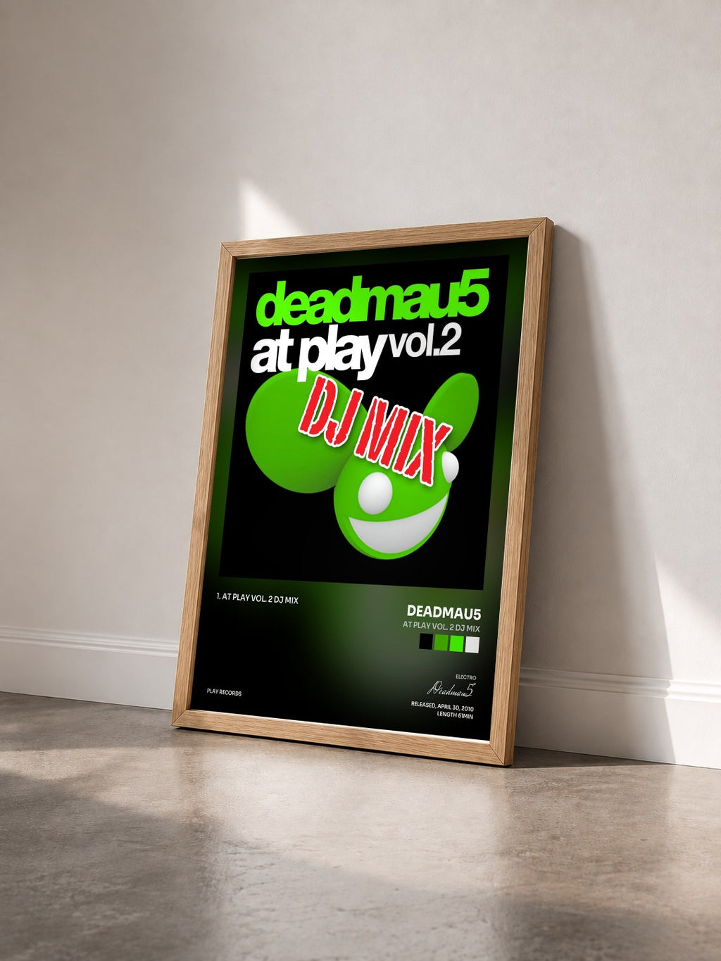 #bois Tableau de l'album At Play Vol. 2 DJ Mix de Deadmau5 vu de trois quarts, cadre en bois brut