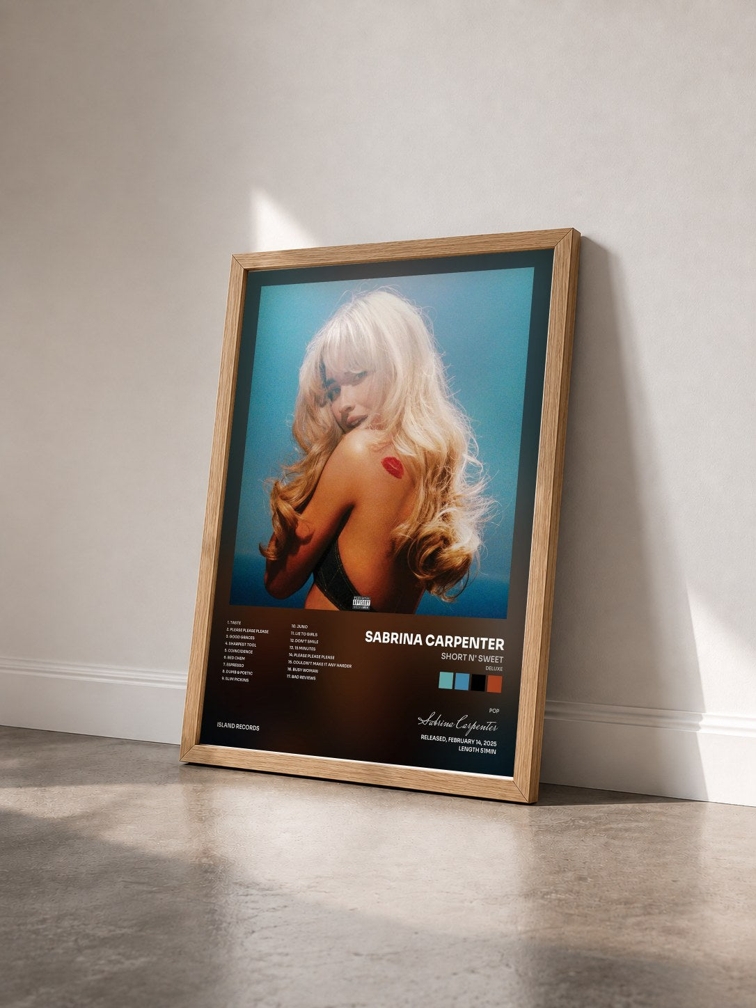 #bois Tableau de l'album Short n' Sweet (Deluxe) de Sabrina Carpenter vu de trois quarts, cadre en bois brut