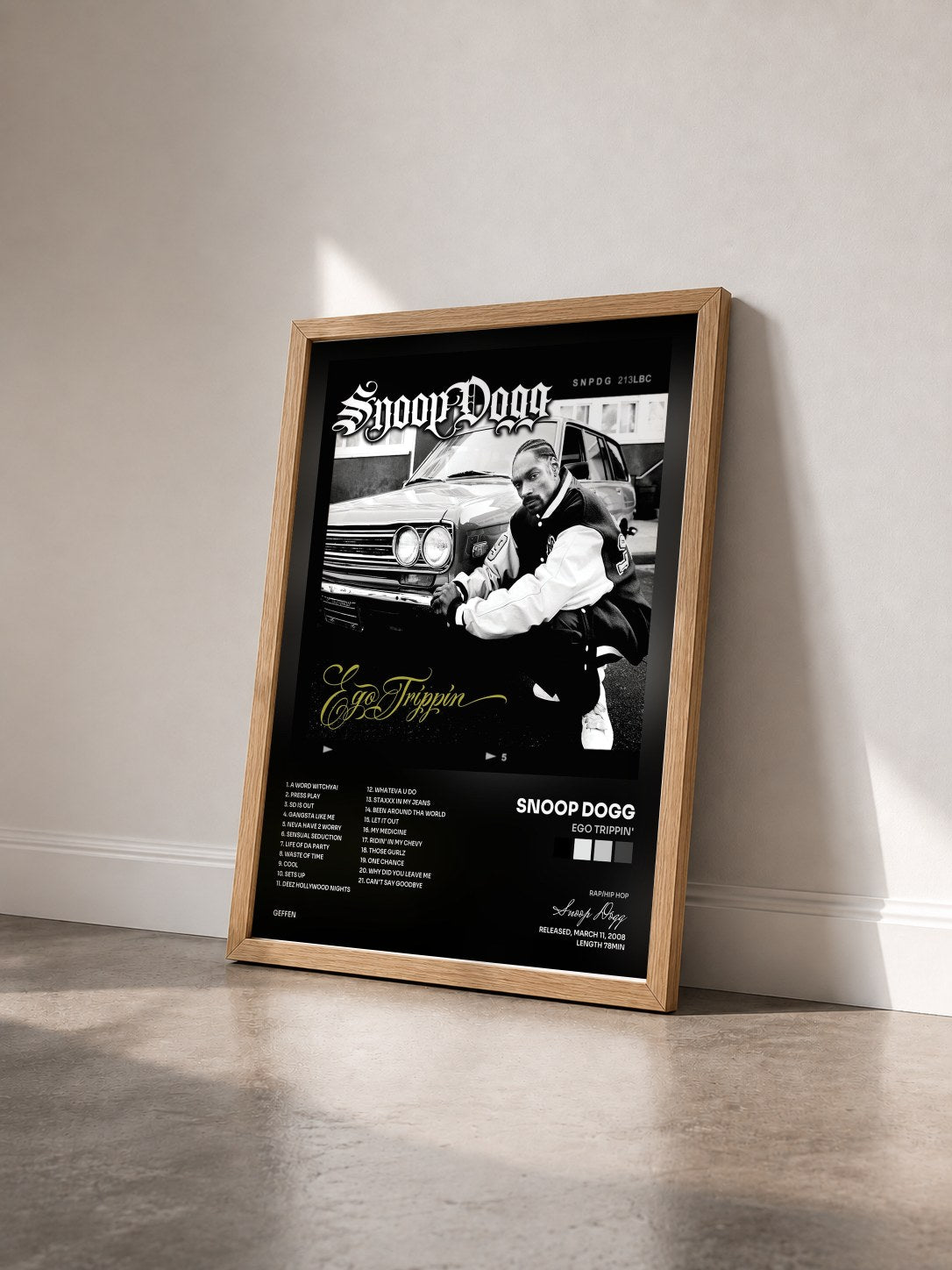 #bois Tableau de l'album Ego Trippin' de Snoop Dogg vu de trois quarts, cadre en bois brut