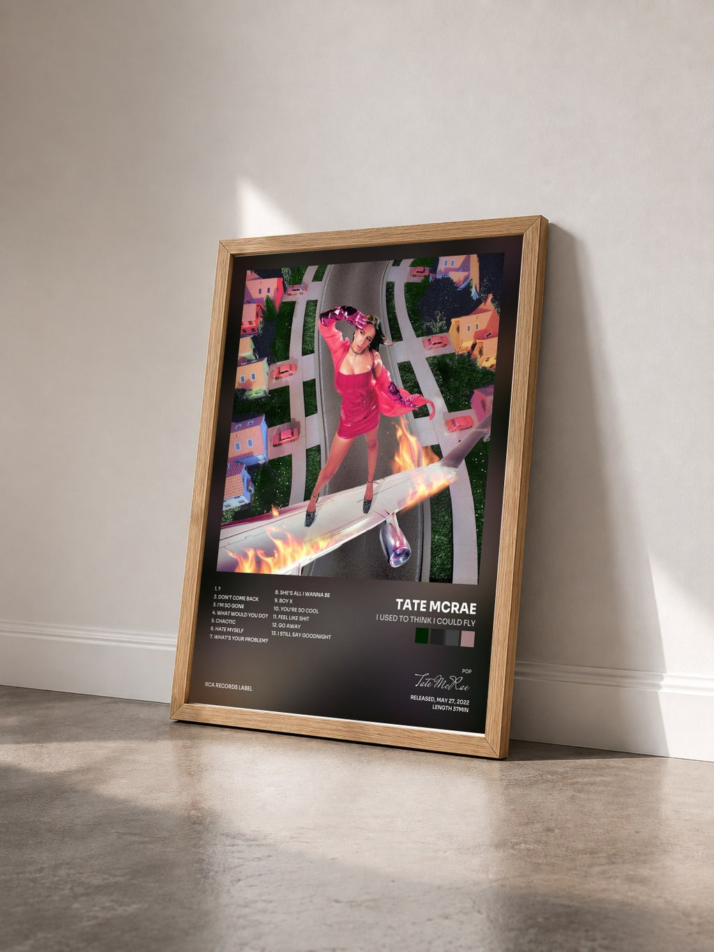 #bois Tableau de l'album i used to think i could fly de Tate McRae vu de trois quarts, cadre en bois brut