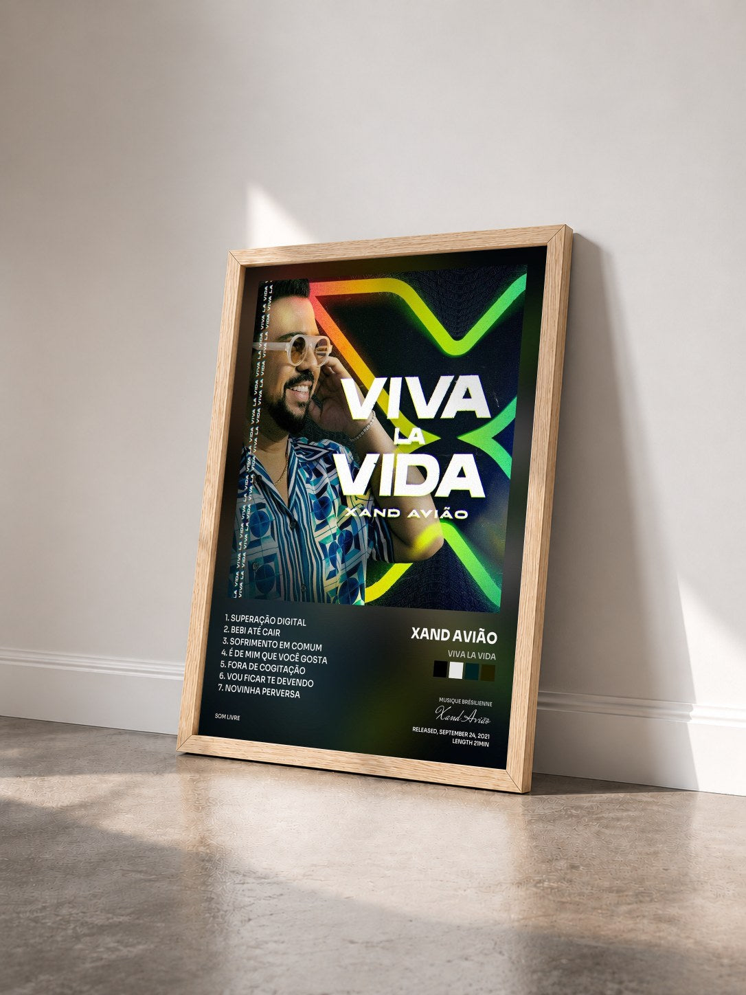 #bois Tableau de l'album Viva la Vida de Xand Avião vu de trois quarts, cadre en bois brut