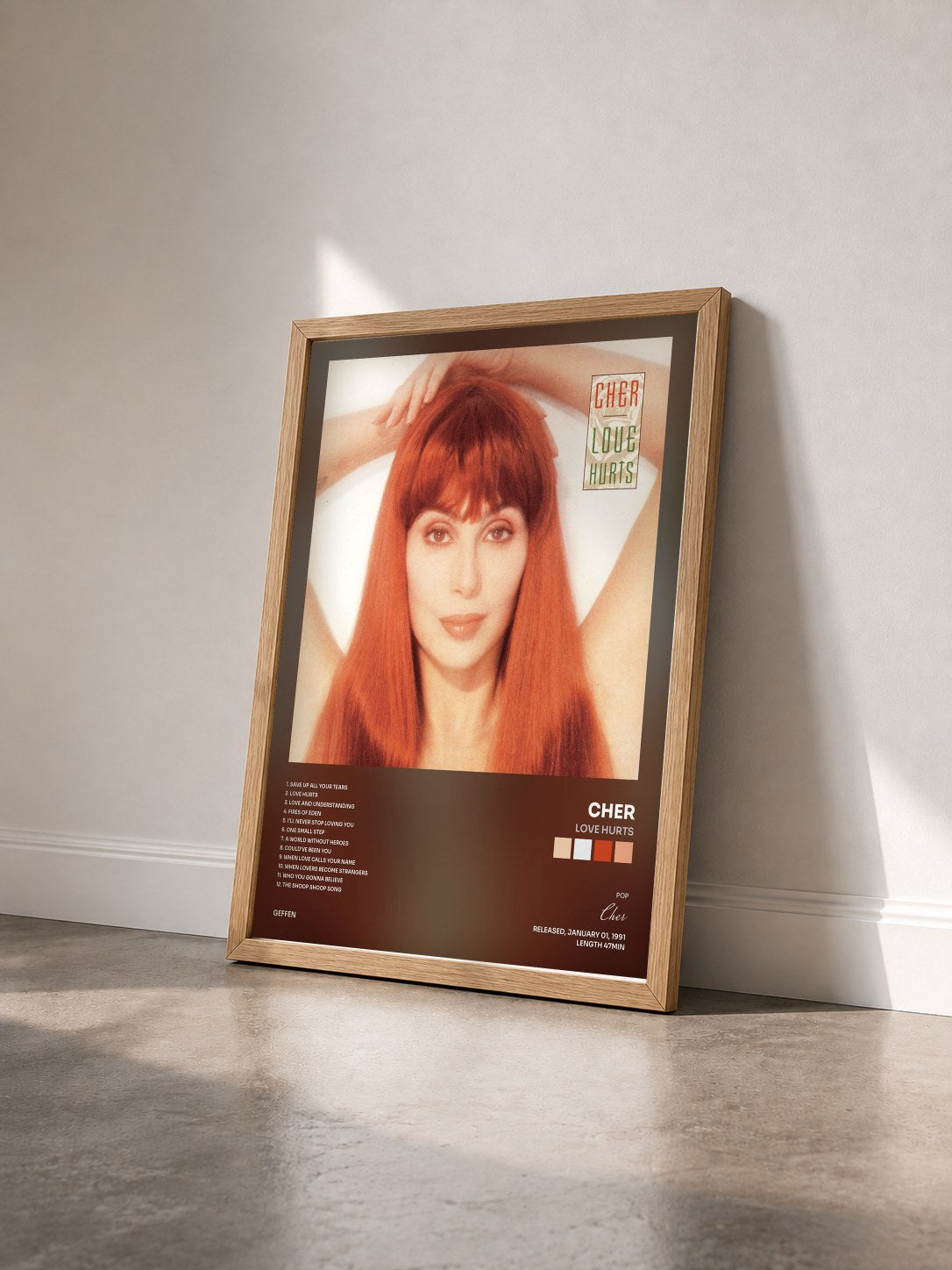 #bois Tableau de l'album Love Hurts de Cher vu de trois quarts, cadre en bois brut