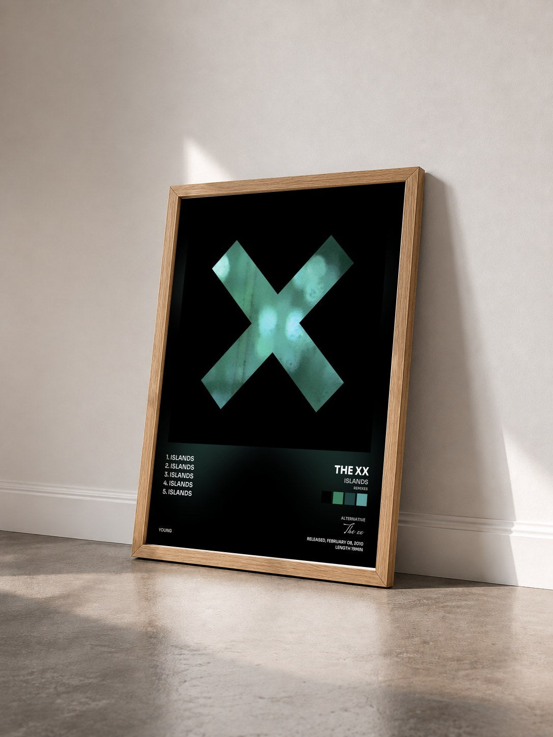 #bois Tableau de l'album Islands (Remixes) de The xx vu de trois quarts, cadre en bois brut