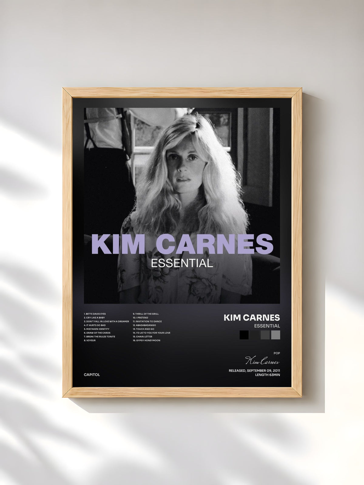 #bois Tableau de l'album Essential de Kim Carnes, cadre en bois brut, imprimé et encadré en France