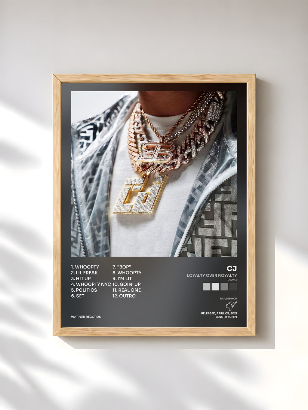 #bois Tableau de l'album Loyalty Over Royalty (Deluxe) de CJ, cadre en bois brut, imprimé et encadré en France