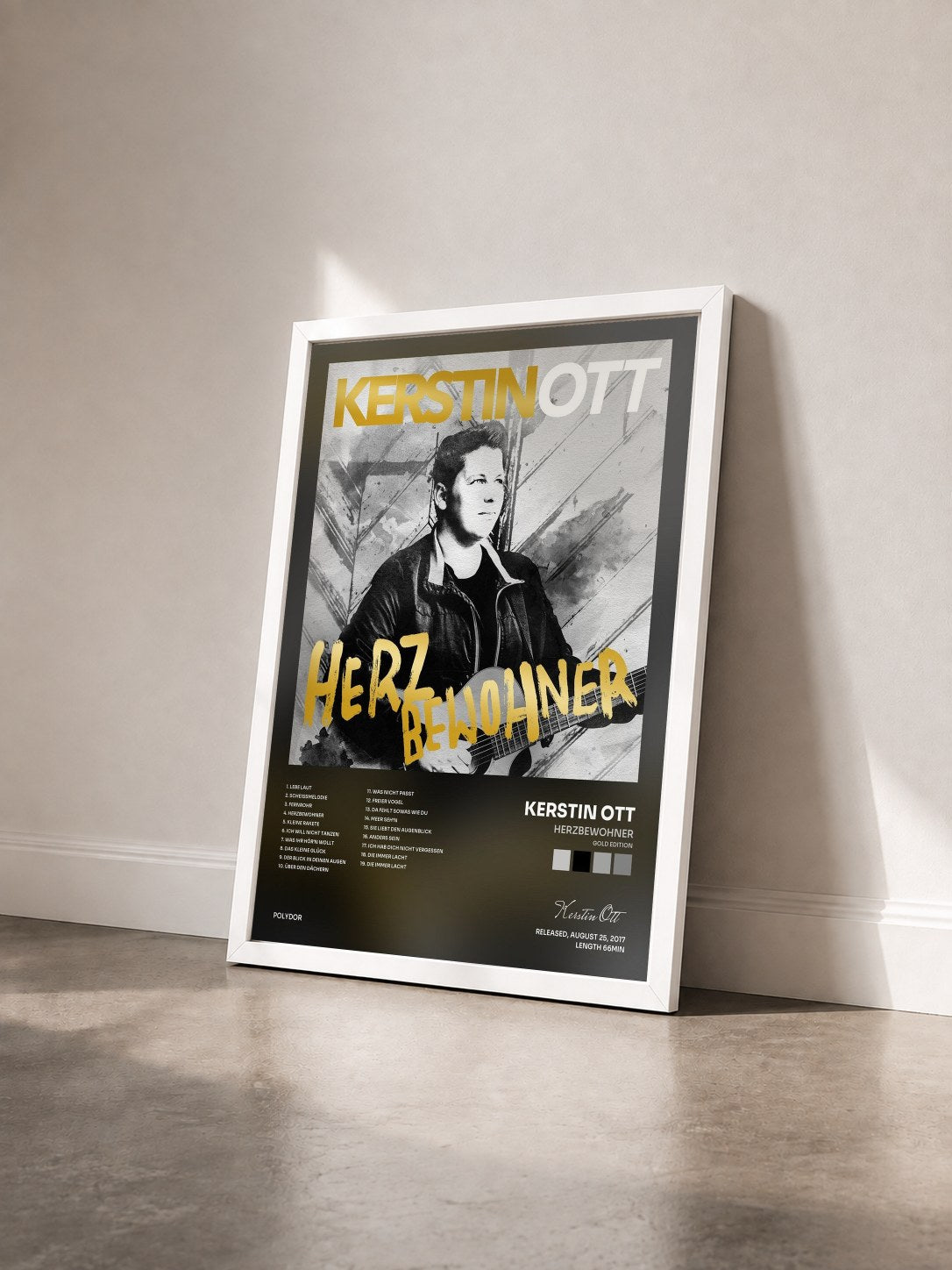 #blanc Tableau de l'album Herzbewohner (Gold Edition) de Kerstin Ott vu de trois quarts, cadre blanc