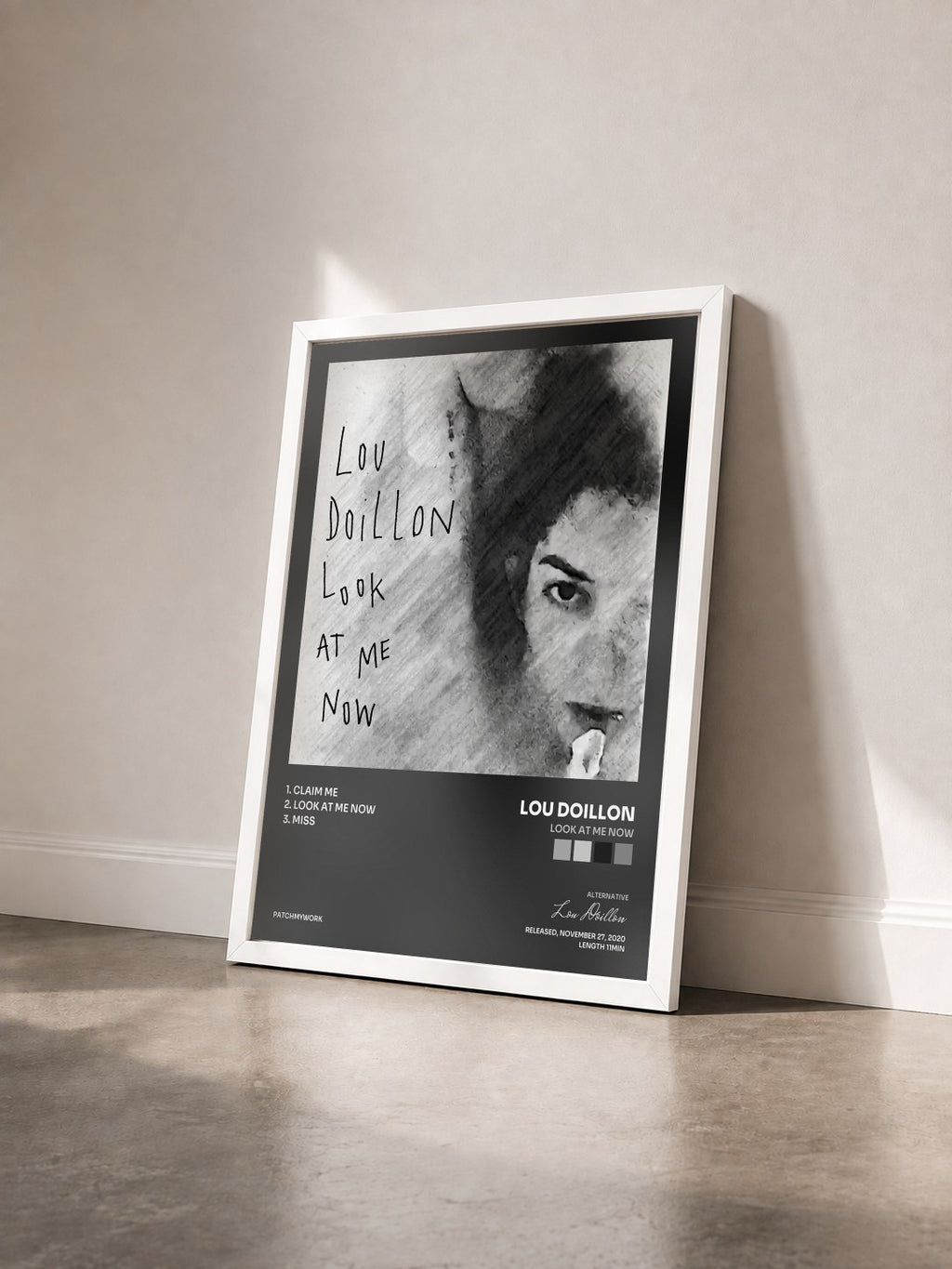 #blanc Tableau de l'album Look at Me Now de Lou Doillon vu de trois quarts, cadre blanc