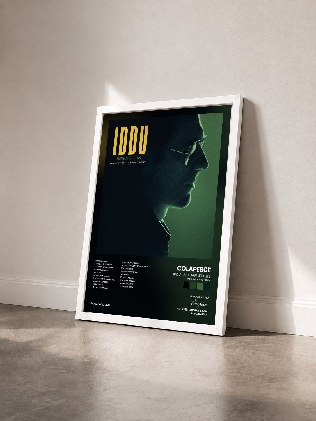 #blanc Tableau de l'album Iddu - Sicilian Letters (Original Soundtrack) de Colapesce vu de trois quarts, cadre blanc
