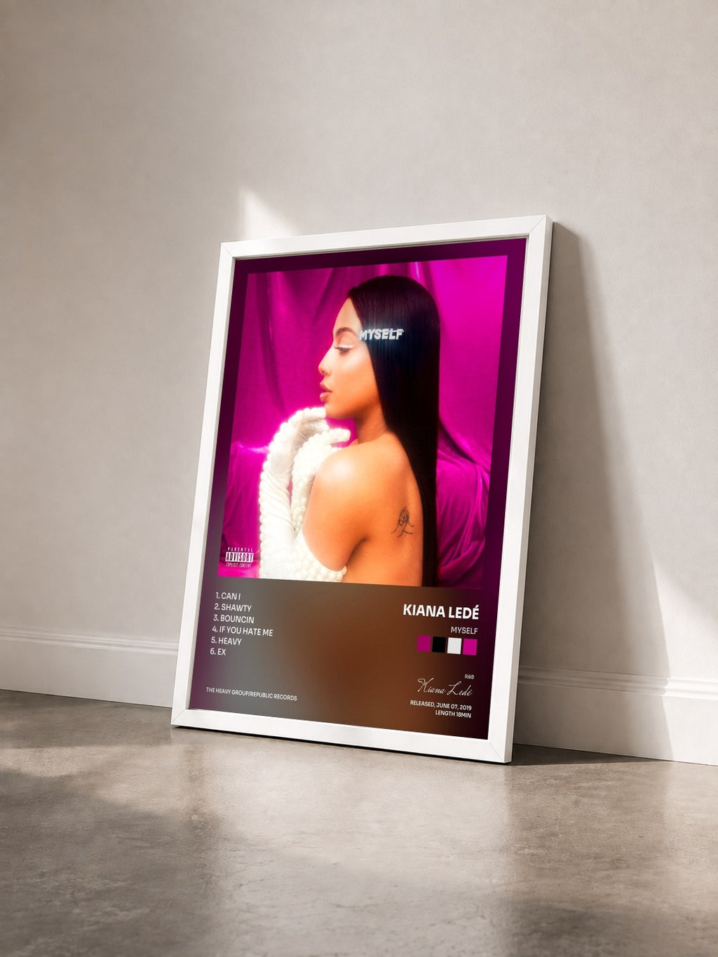 #blanc Tableau de l'album Myself de Kiana Ledé vu de trois quarts, cadre blanc