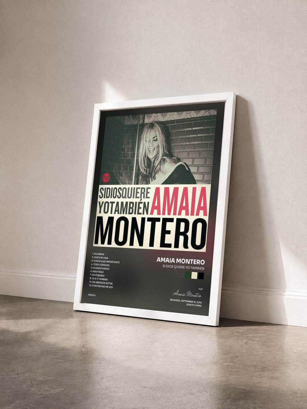 #blanc Tableau de l'album Si Dios Quiere Yo Tambien de Amaia Montero vu de trois quarts, cadre blanc