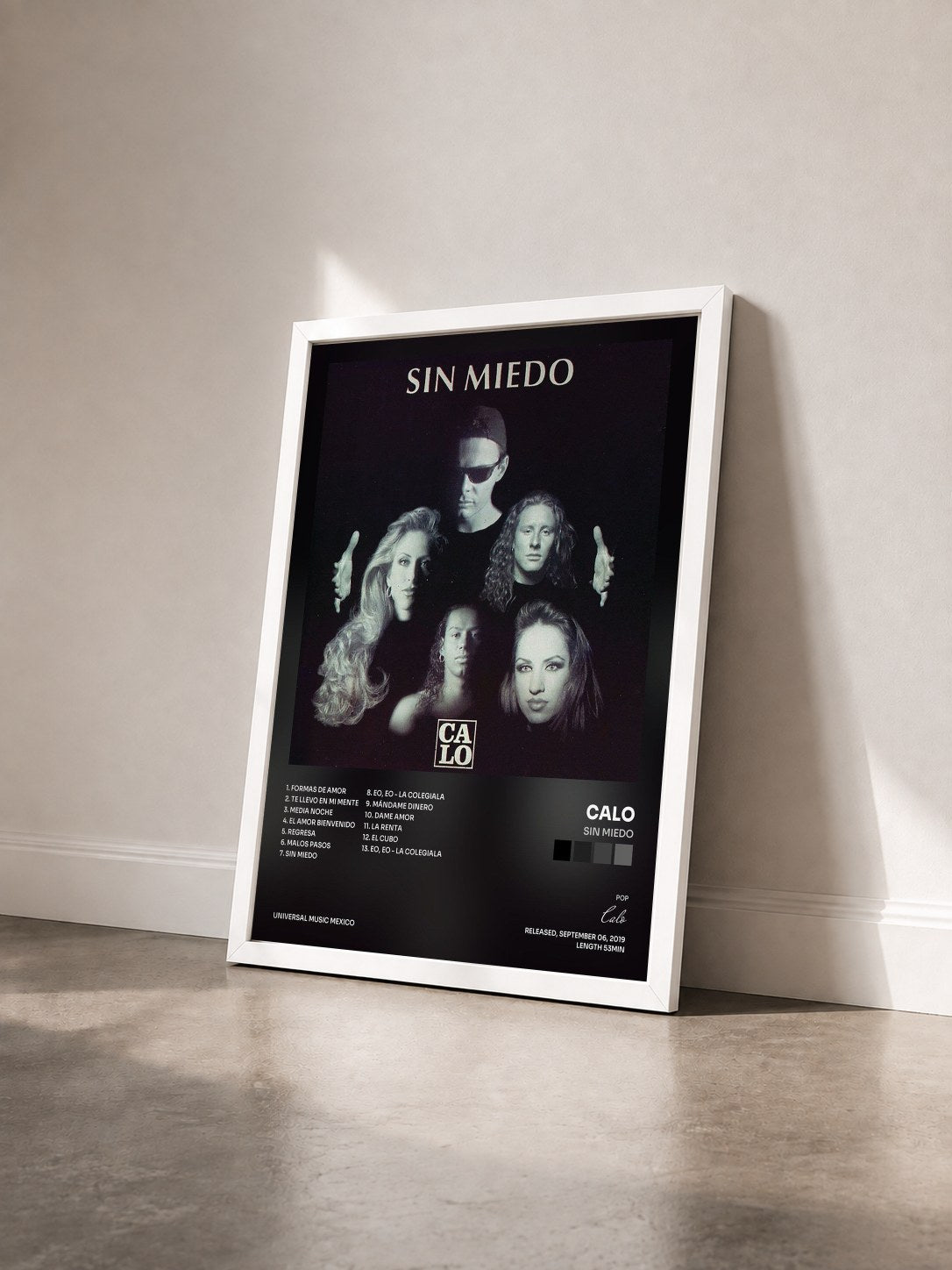 #blanc Tableau de l'album Sin Miedo de Calo vu de trois quarts, cadre blanc
