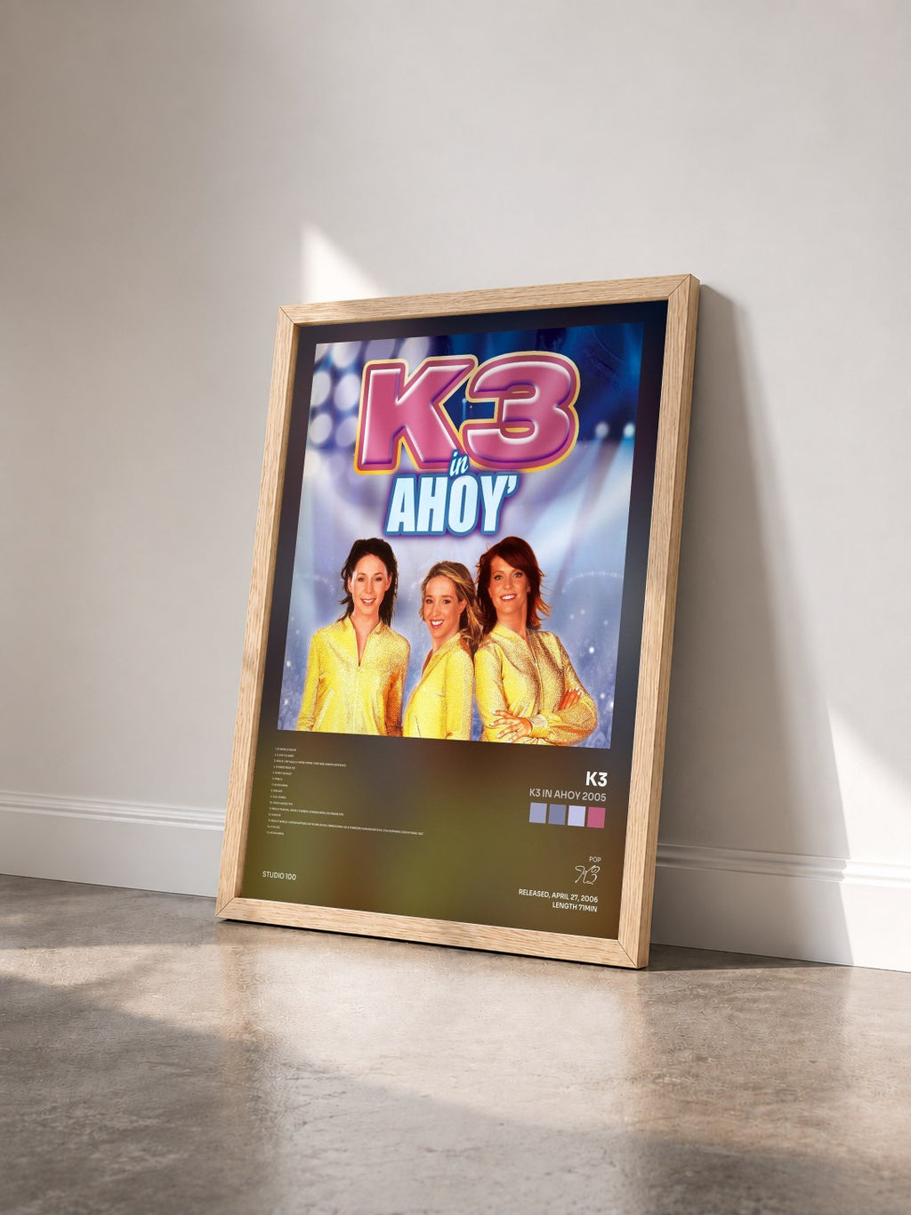 #bois Tableau de l'album K3 in Ahoy 2005 de K3 vu de trois quarts, cadre en bois brut