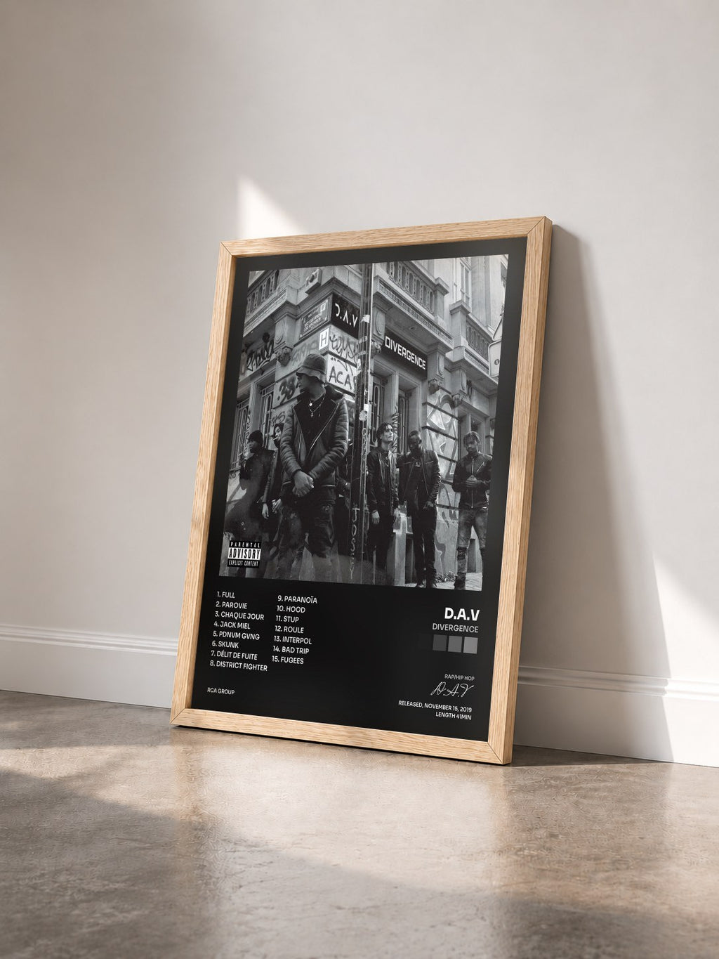 #bois Tableau de l'album Divergence de D.A.V vu de trois quarts, cadre en bois brut