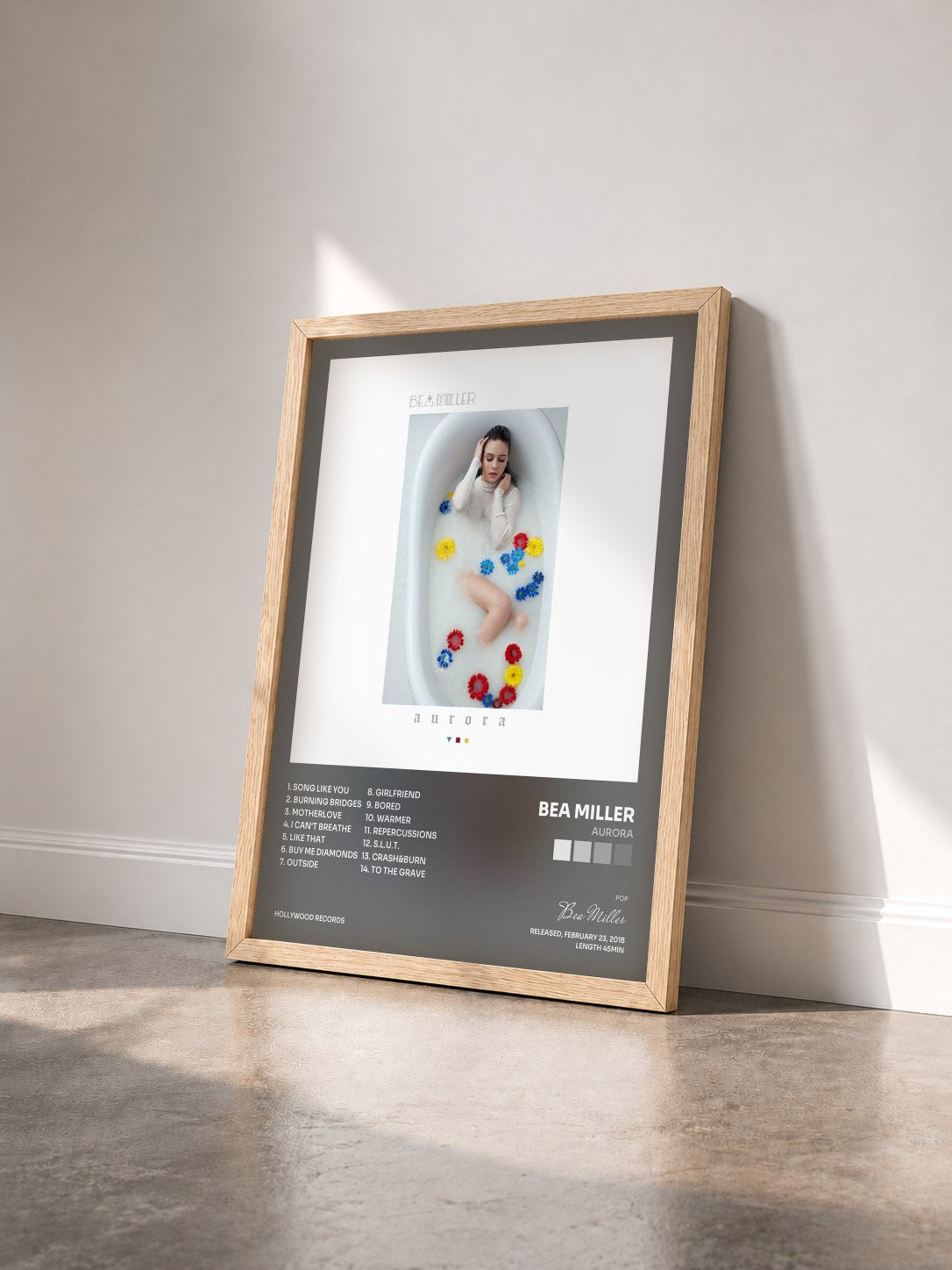 #bois Tableau de l'album aurora de Bea Miller vu de trois quarts, cadre en bois brut
