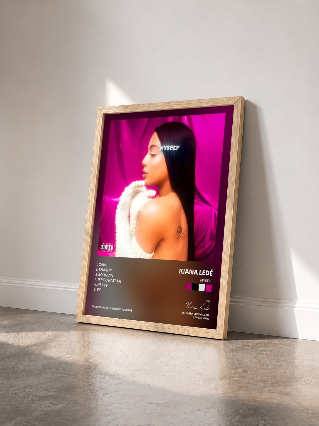 #bois Tableau de l'album Myself de Kiana Ledé vu de trois quarts, cadre en bois brut