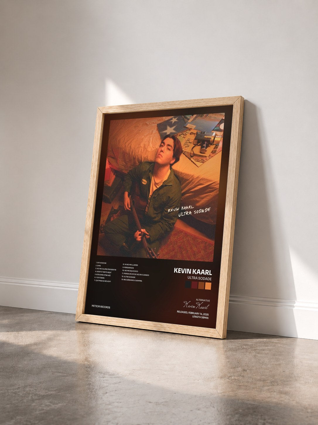#bois Tableau de l'album ULTRA SODADE de Kevin Kaarl vu de trois quarts, cadre en bois brut