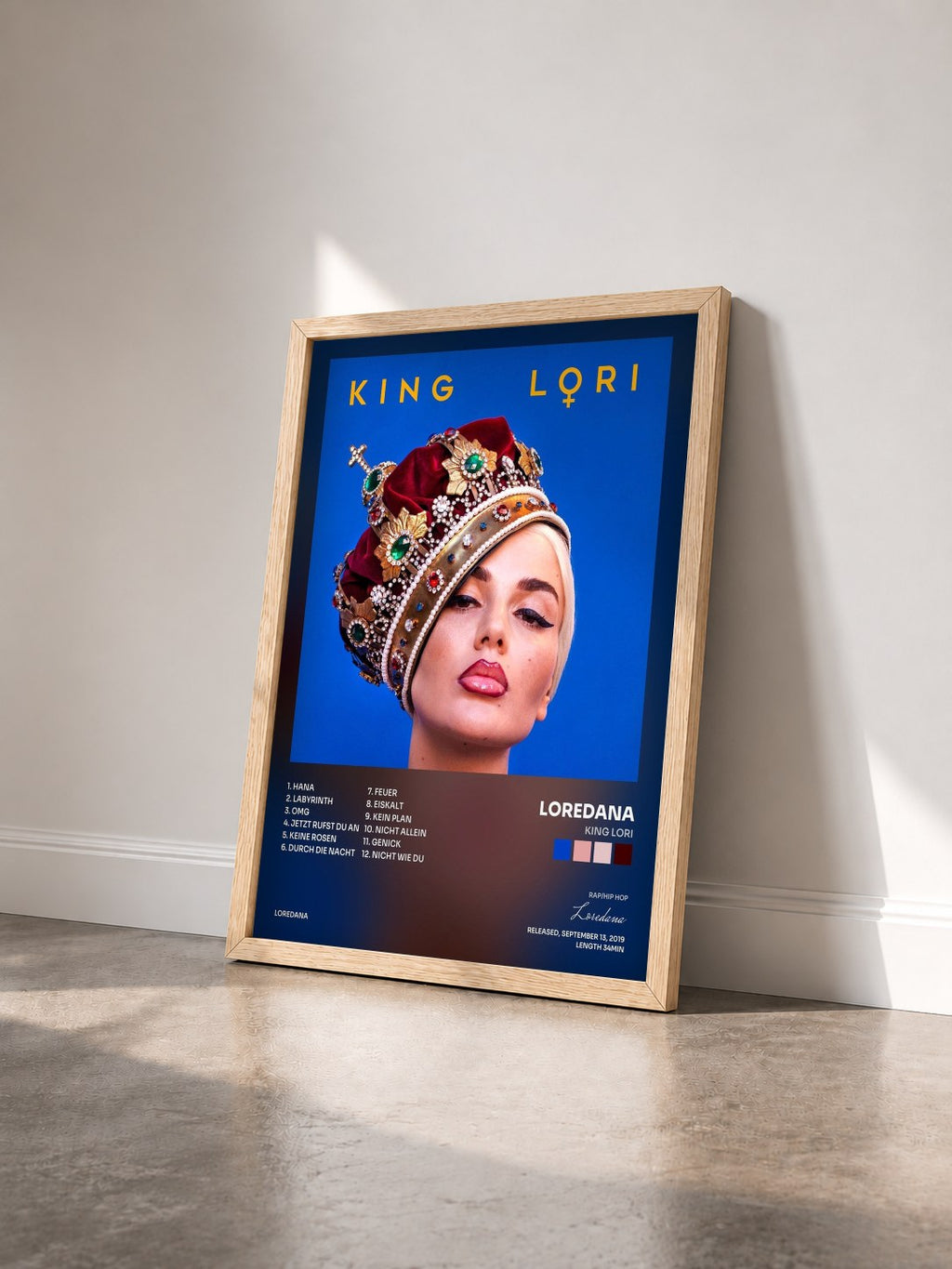 #bois Tableau de l'album KING LORI de Loredana vu de trois quarts, cadre en bois brut