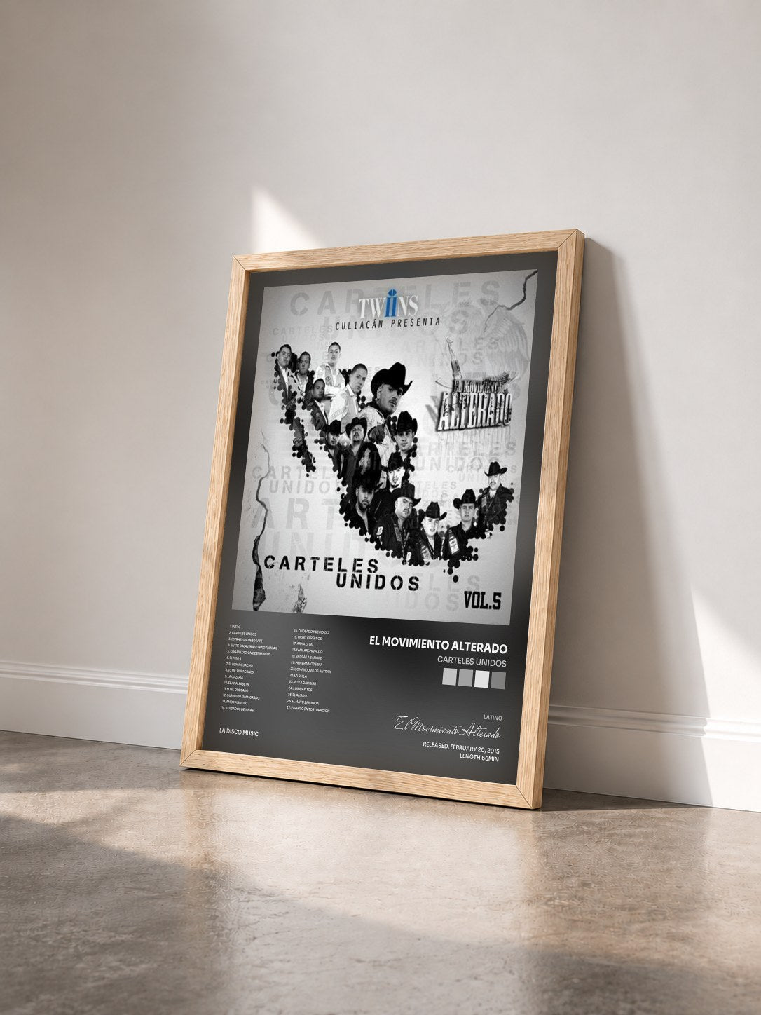 #bois Tableau de l'album Carteles Unidos de El Movimiento Alterado vu de trois quarts, cadre en bois brut
