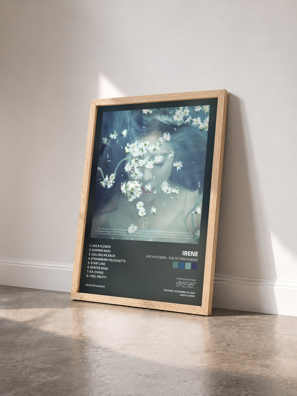 #bois Tableau de l'album Like A Flower - The 1st Mini Album de IRENE vu de trois quarts, cadre en bois brut