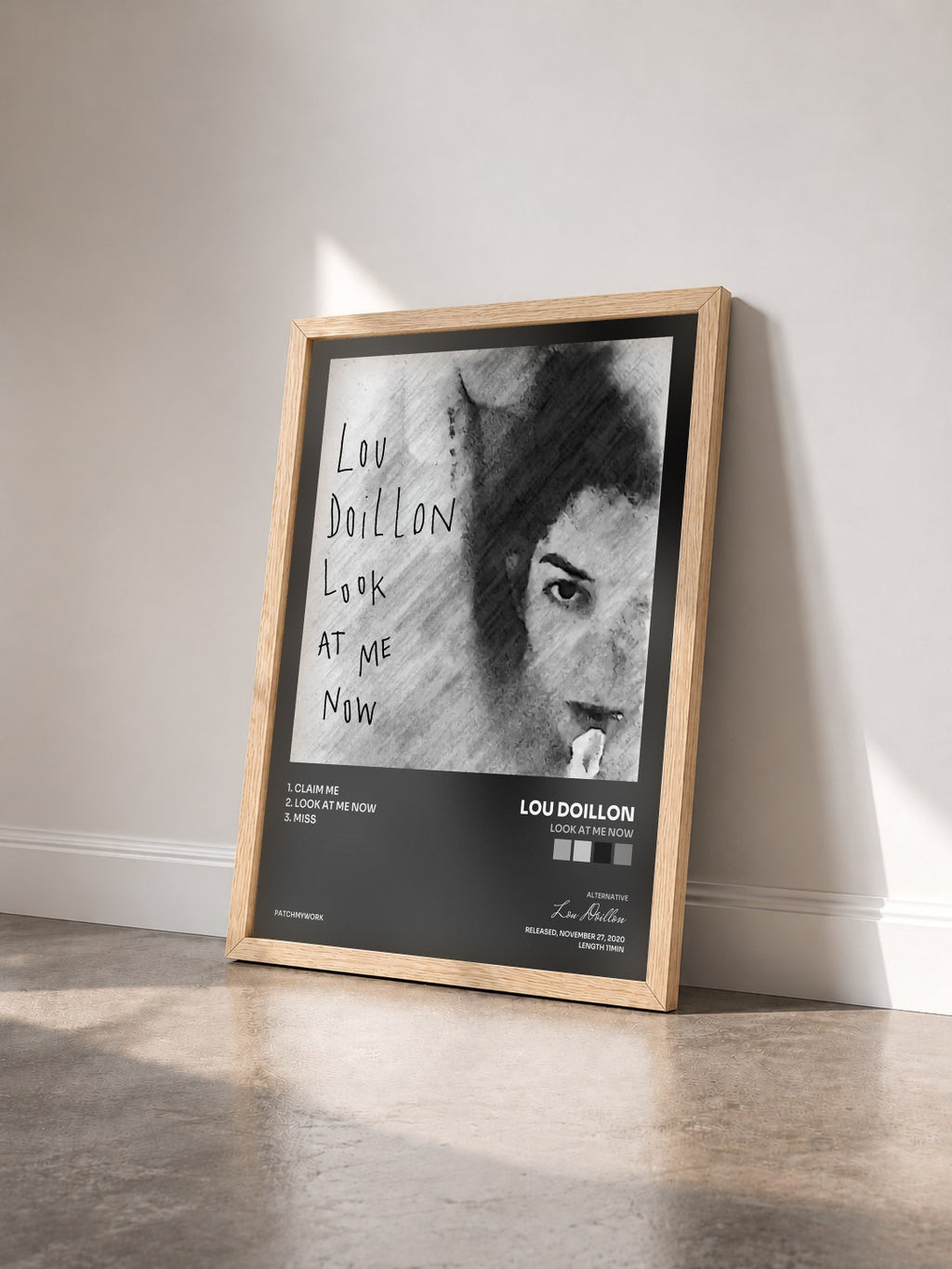 #bois Tableau de l'album Look at Me Now de Lou Doillon vu de trois quarts, cadre en bois brut