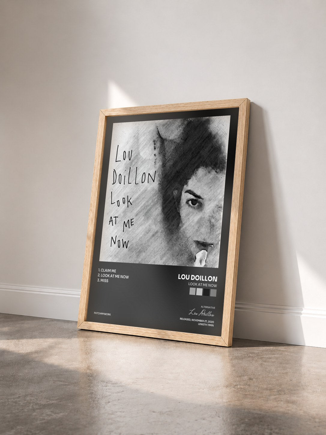 #bois Tableau de l'album Look at Me Now de Lou Doillon vu de trois quarts, cadre en bois brut