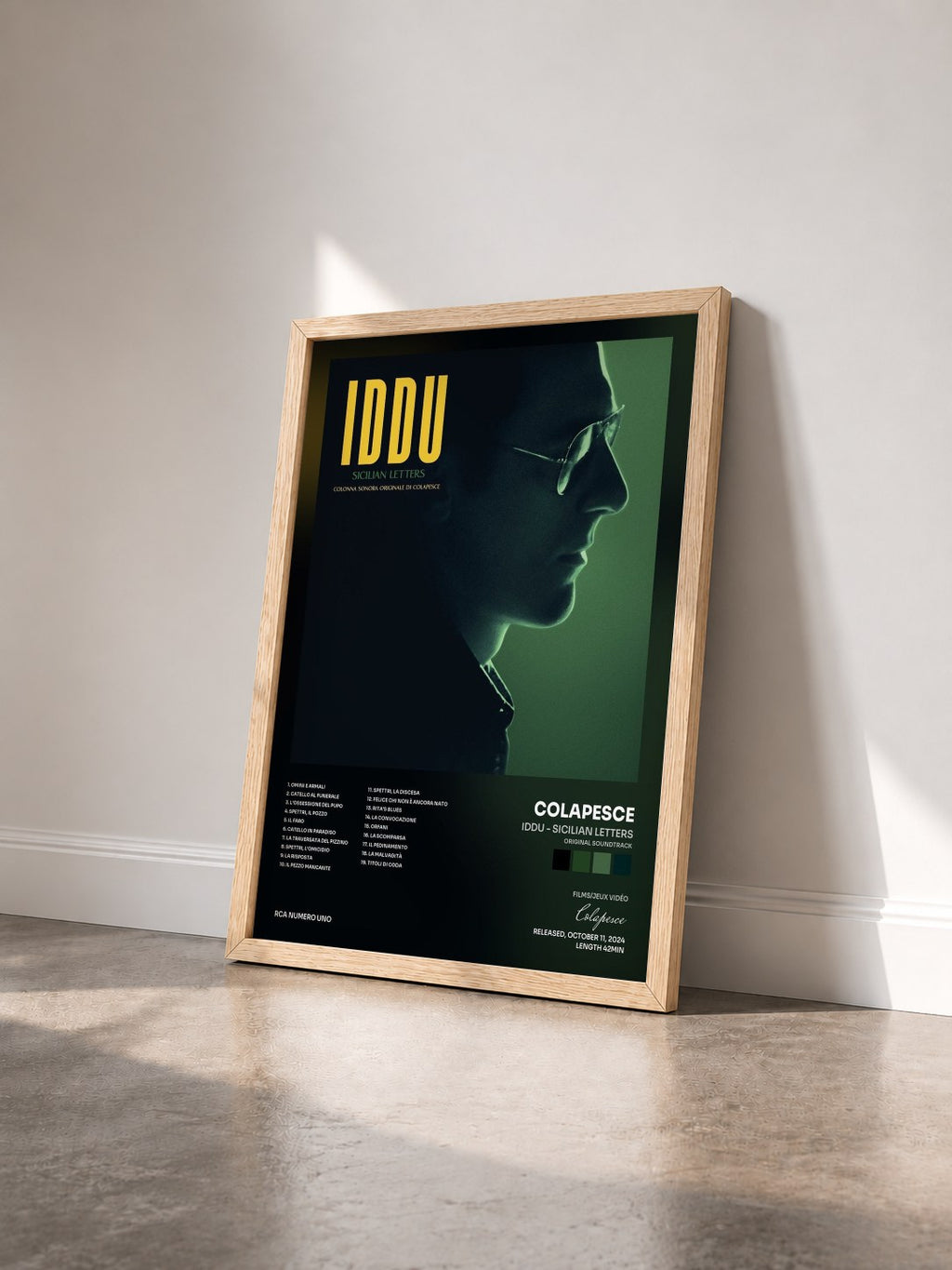 #bois Tableau de l'album Iddu - Sicilian Letters (Original Soundtrack) de Colapesce vu de trois quarts, cadre en bois brut