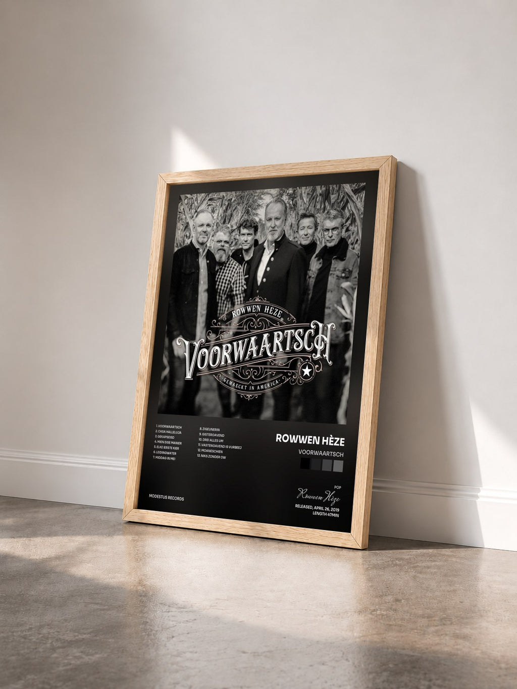 #bois Tableau de l'album Voorwaartsch de Rowwen Hèze vu de trois quarts, cadre en bois brut
