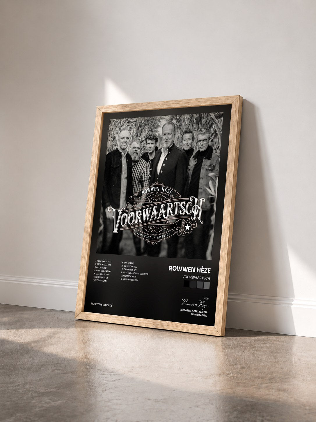 #bois Tableau de l'album Voorwaartsch de Rowwen Hèze vu de trois quarts, cadre en bois brut
