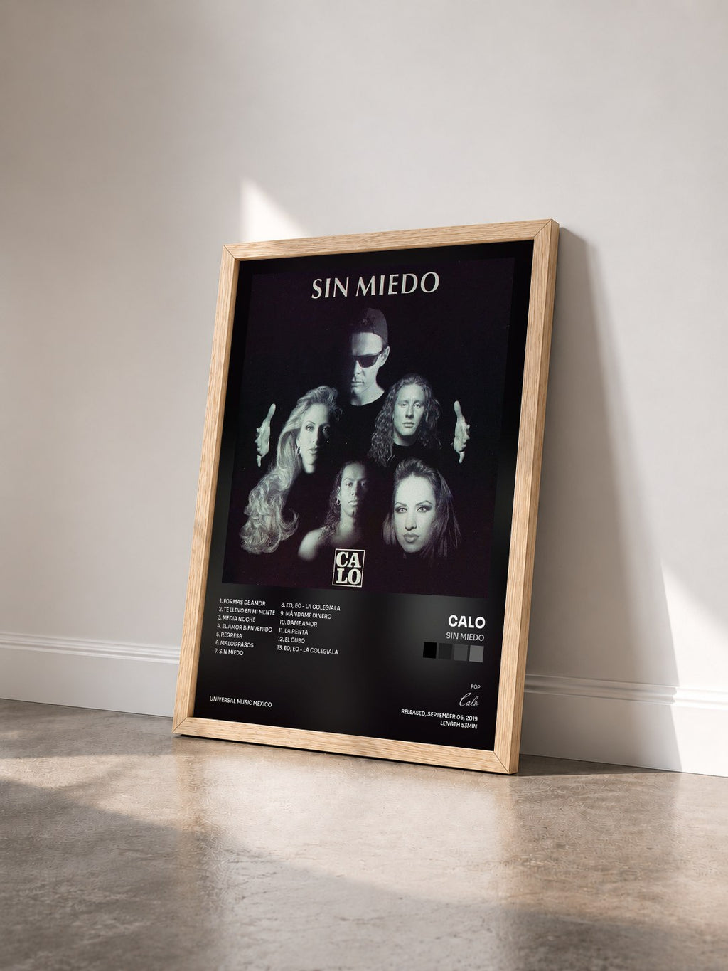 #bois Tableau de l'album Sin Miedo de Calo vu de trois quarts, cadre en bois brut