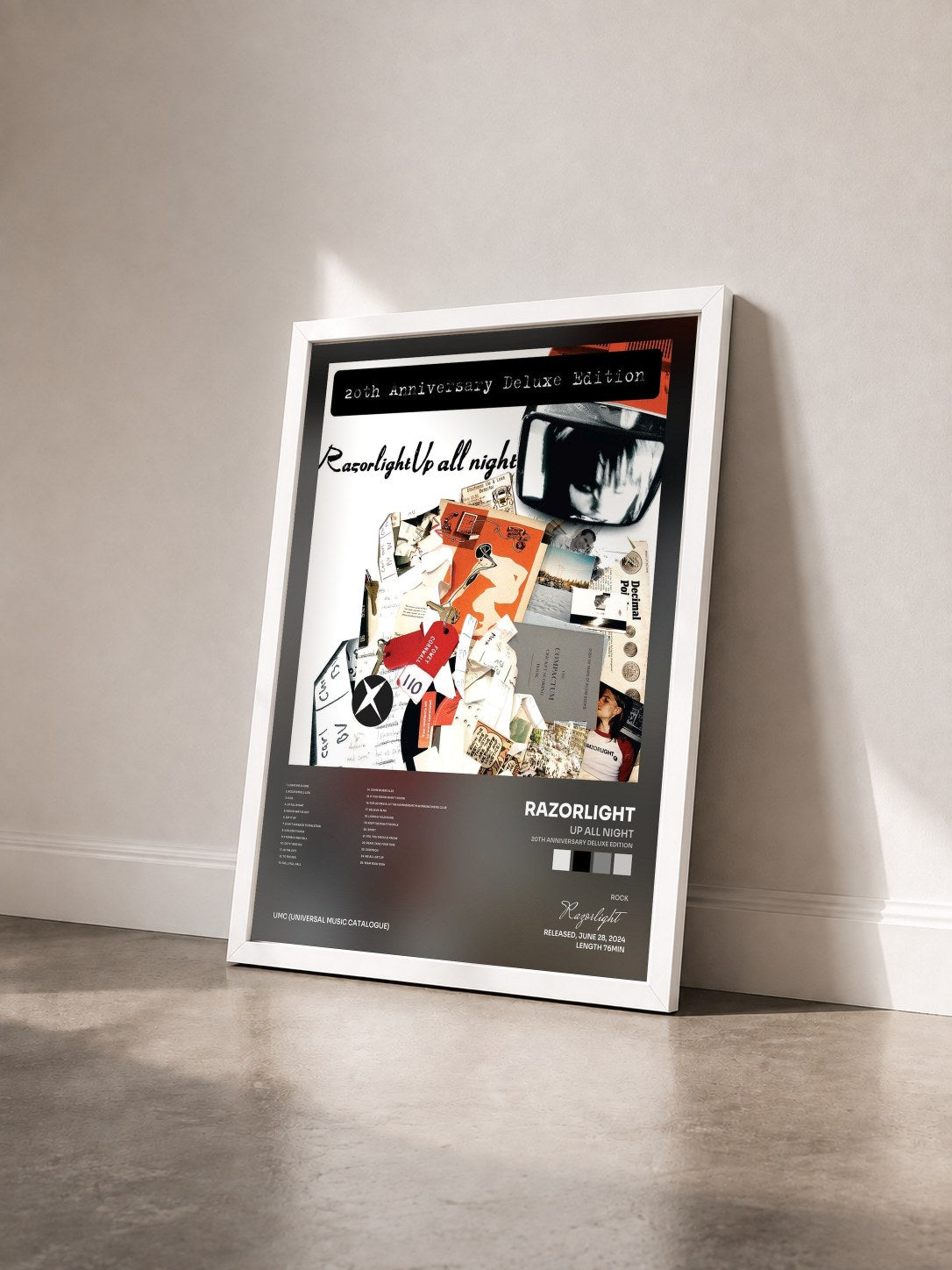#blanc Tableau de l'album Up All Night (20th Anniversary Deluxe Edition) de Razorlight vu de trois quarts, cadre blanc