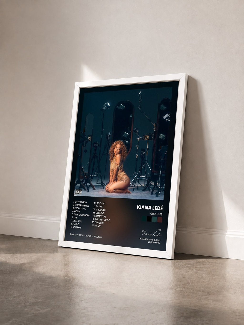 #blanc Tableau de l'album Grudges de Kiana Ledé vu de trois quarts, cadre blanc