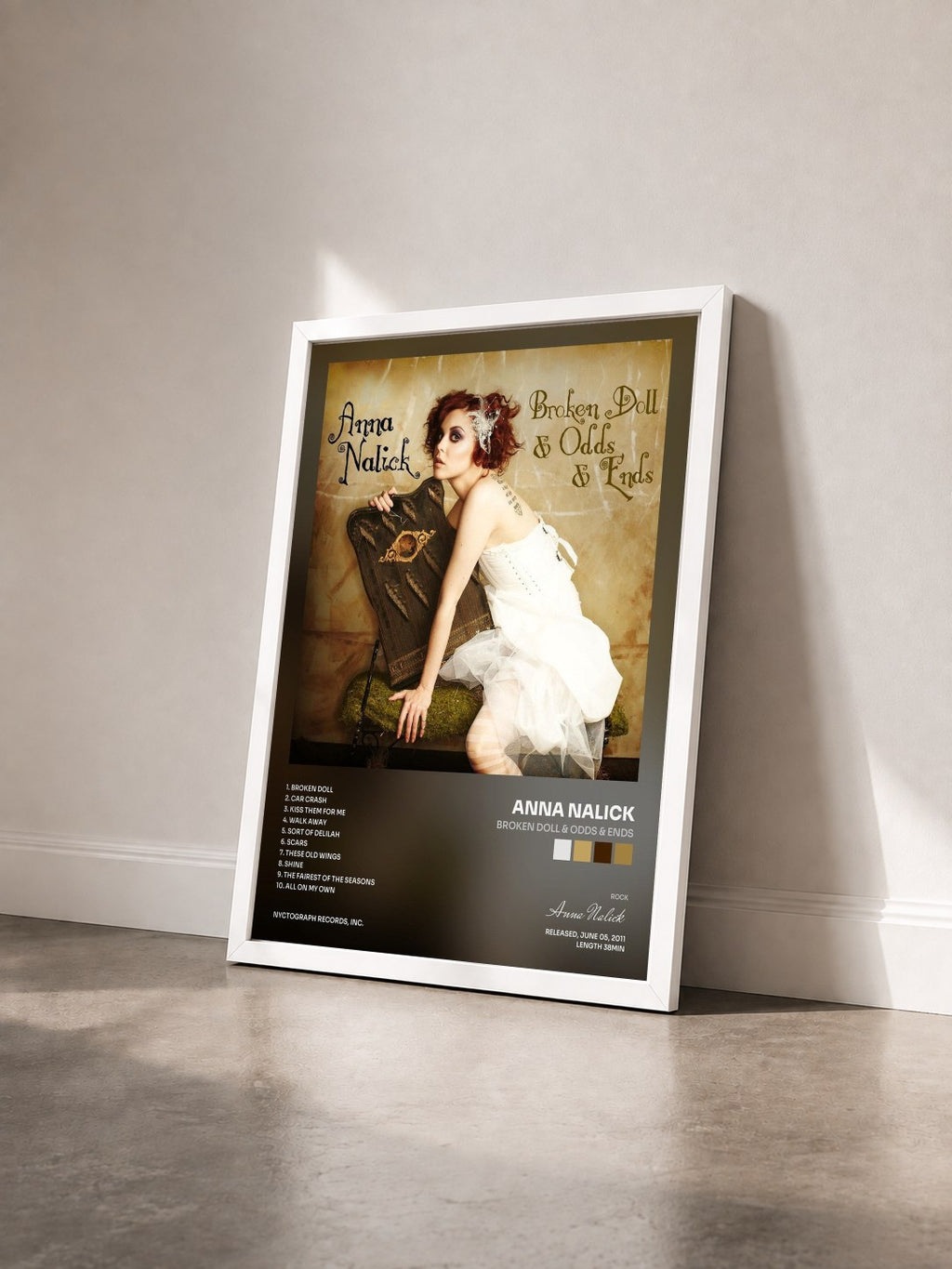 #blanc Tableau de l'album Broken Doll & Odds & Ends de Anna Nalick vu de trois quarts, cadre blanc