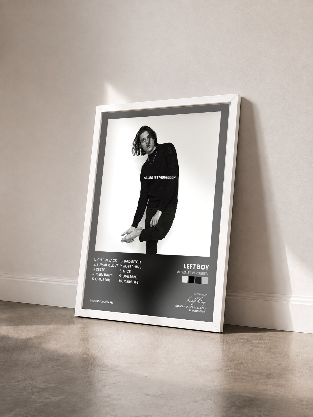 #blanc Tableau de l'album Alles ist Vergeben de Left Boy vu de trois quarts, cadre blanc