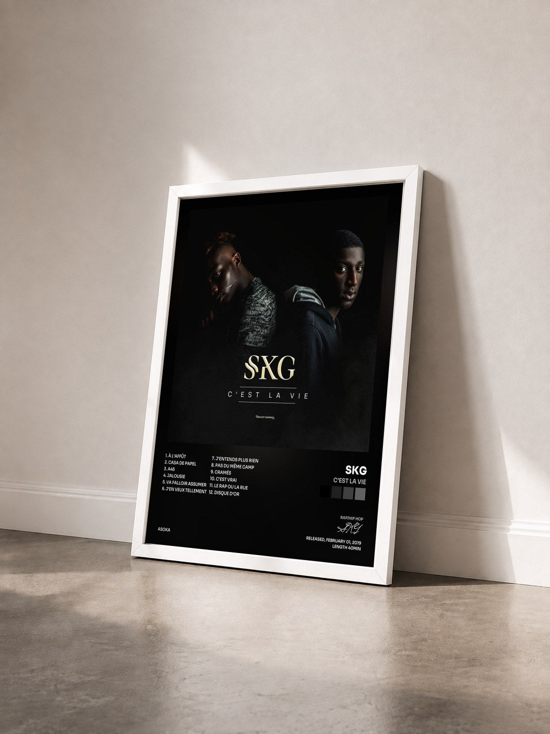 #blanc Tableau de l'album C'est la vie de SKG vu de trois quarts, cadre blanc
