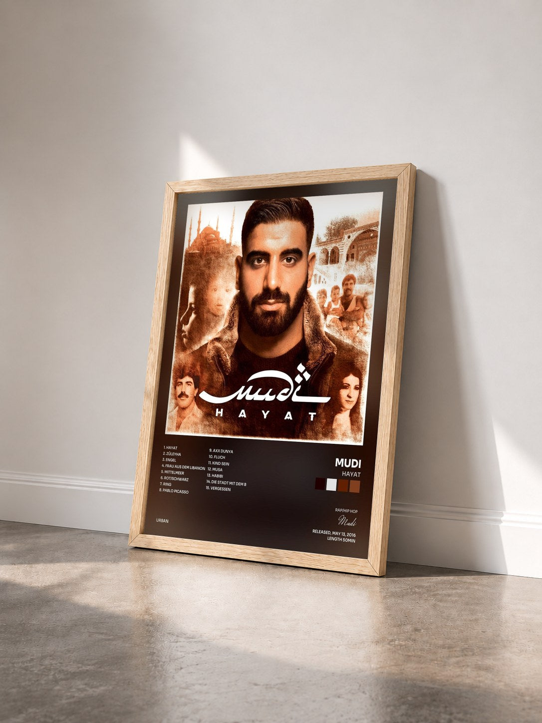 #bois Tableau de l'album Hayat de Mudi vu de trois quarts, cadre en bois brut