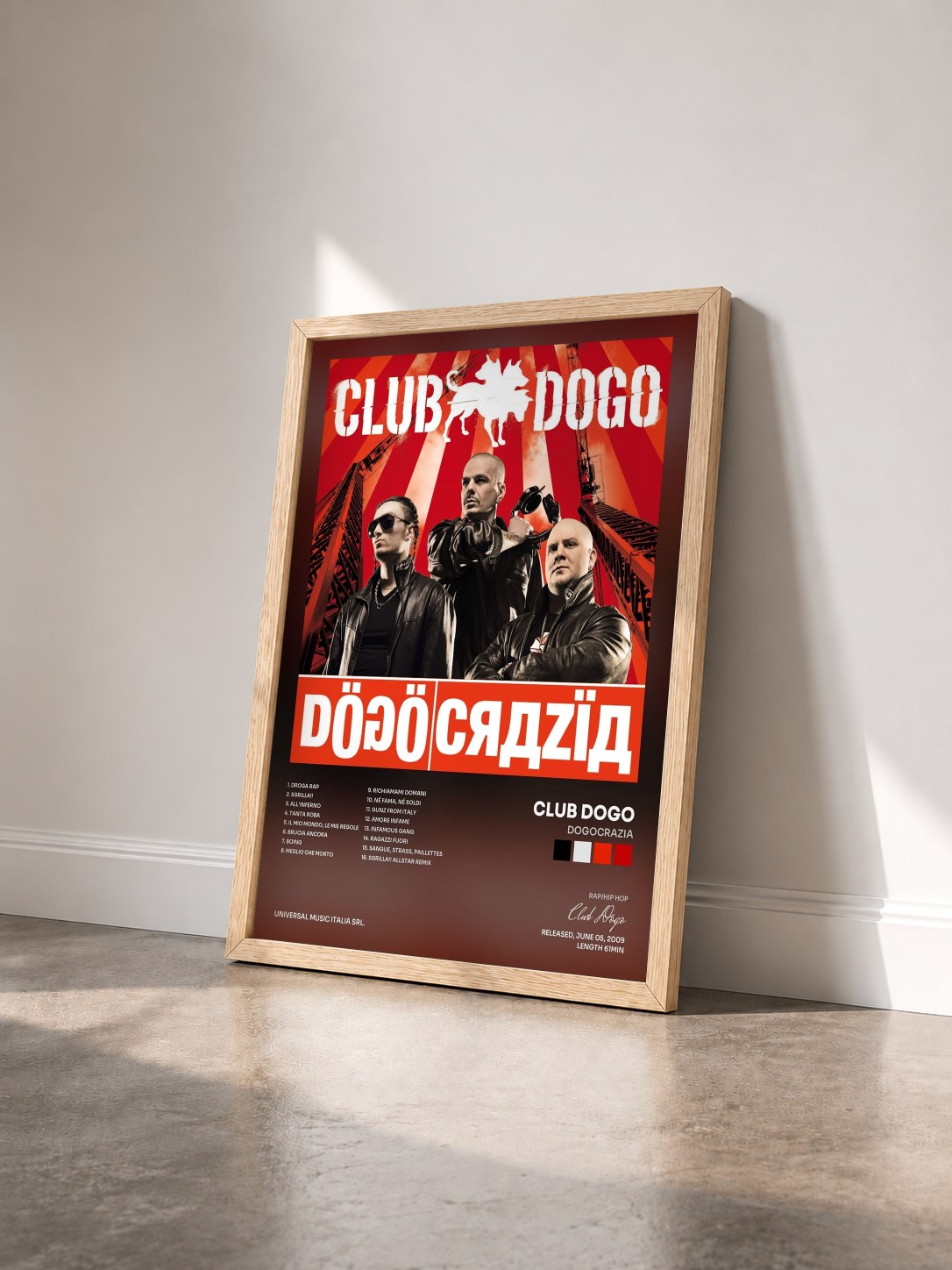 #bois Tableau de l'album Dogocrazia de Club Dogo vu de trois quarts, cadre en bois brut
