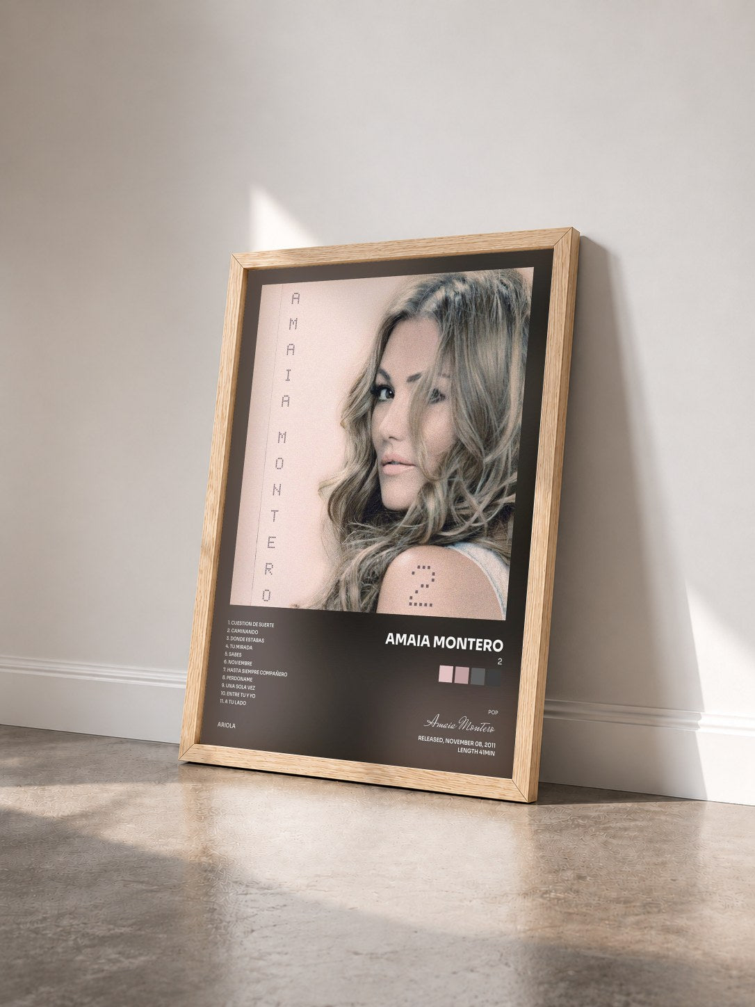 #bois Tableau de l'album 2 de Amaia Montero vu de trois quarts, cadre en bois brut