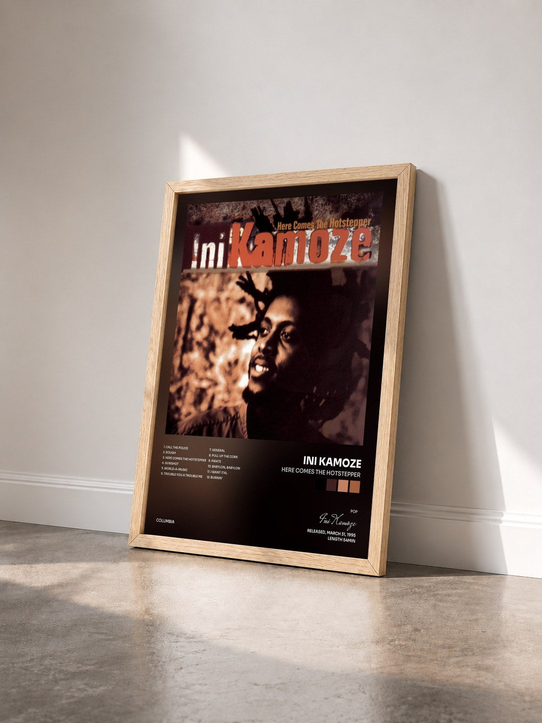 #bois Tableau de l'album Here Comes The Hotstepper de Ini Kamoze vu de trois quarts, cadre en bois brut