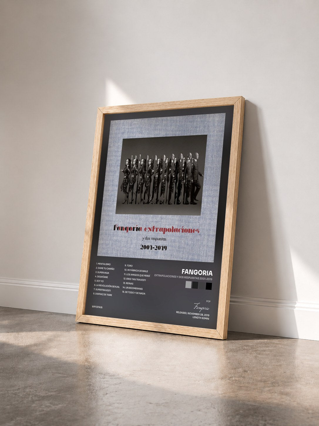 #bois Tableau de l'album Extrapolaciones y dos respuestas 2001-2019 de Fangoria vu de trois quarts, cadre en bois brut