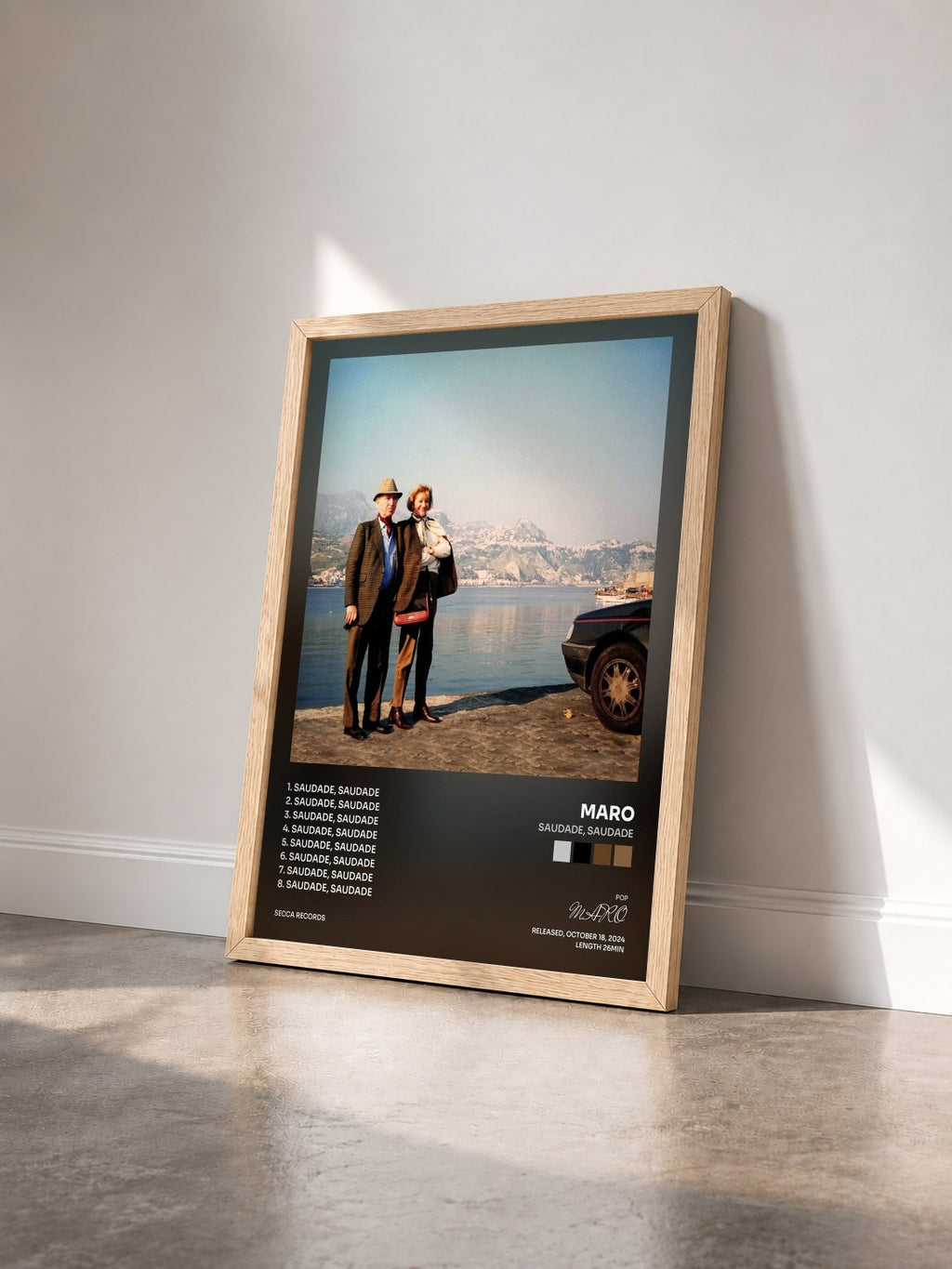 #bois Tableau de l'album saudade, saudade de MARO vu de trois quarts, cadre en bois brut