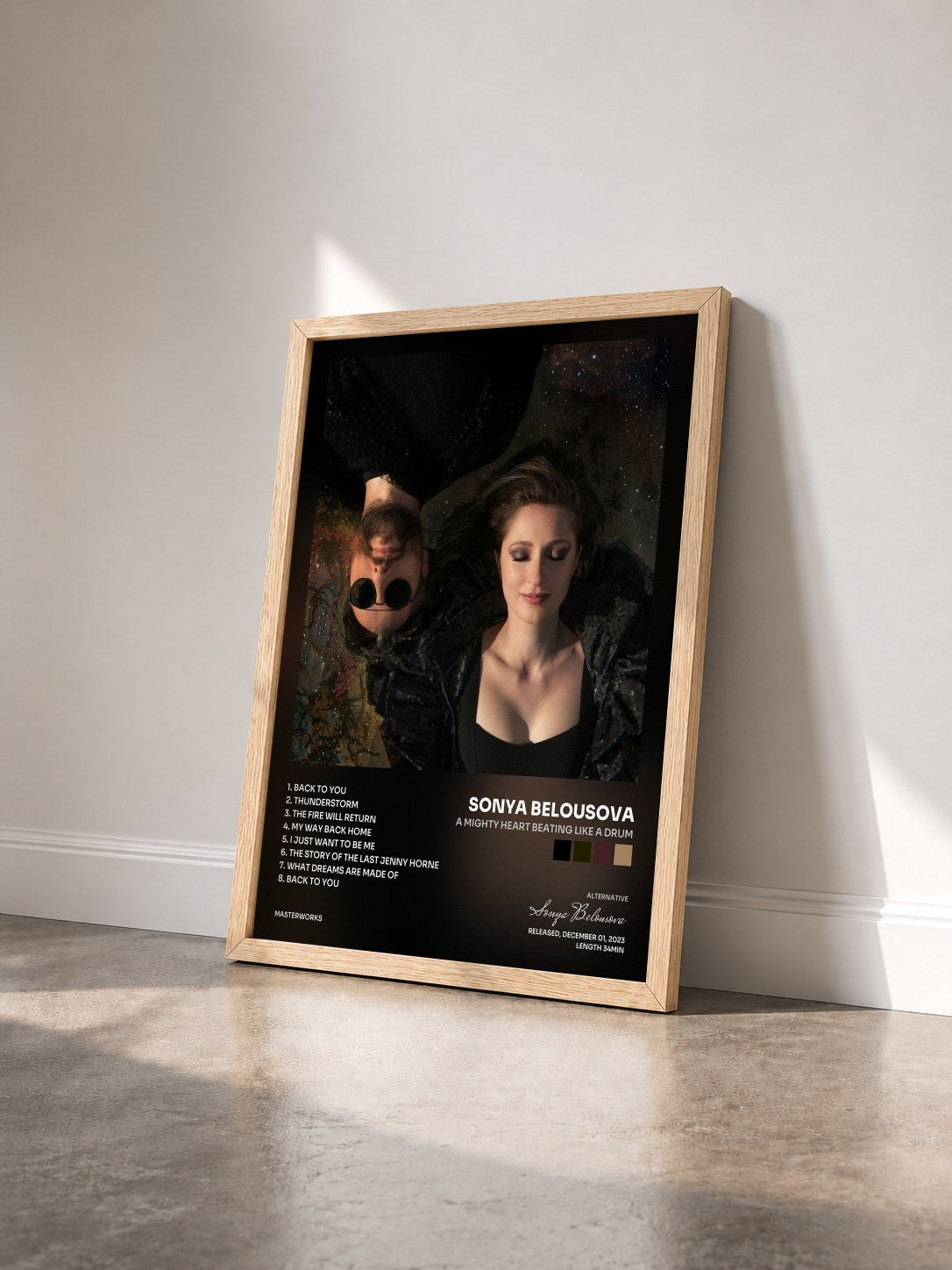 #bois Tableau de l'album A Mighty Heart Beating Like A Drum de Sonya Belousova vu de trois quarts, cadre en bois brut