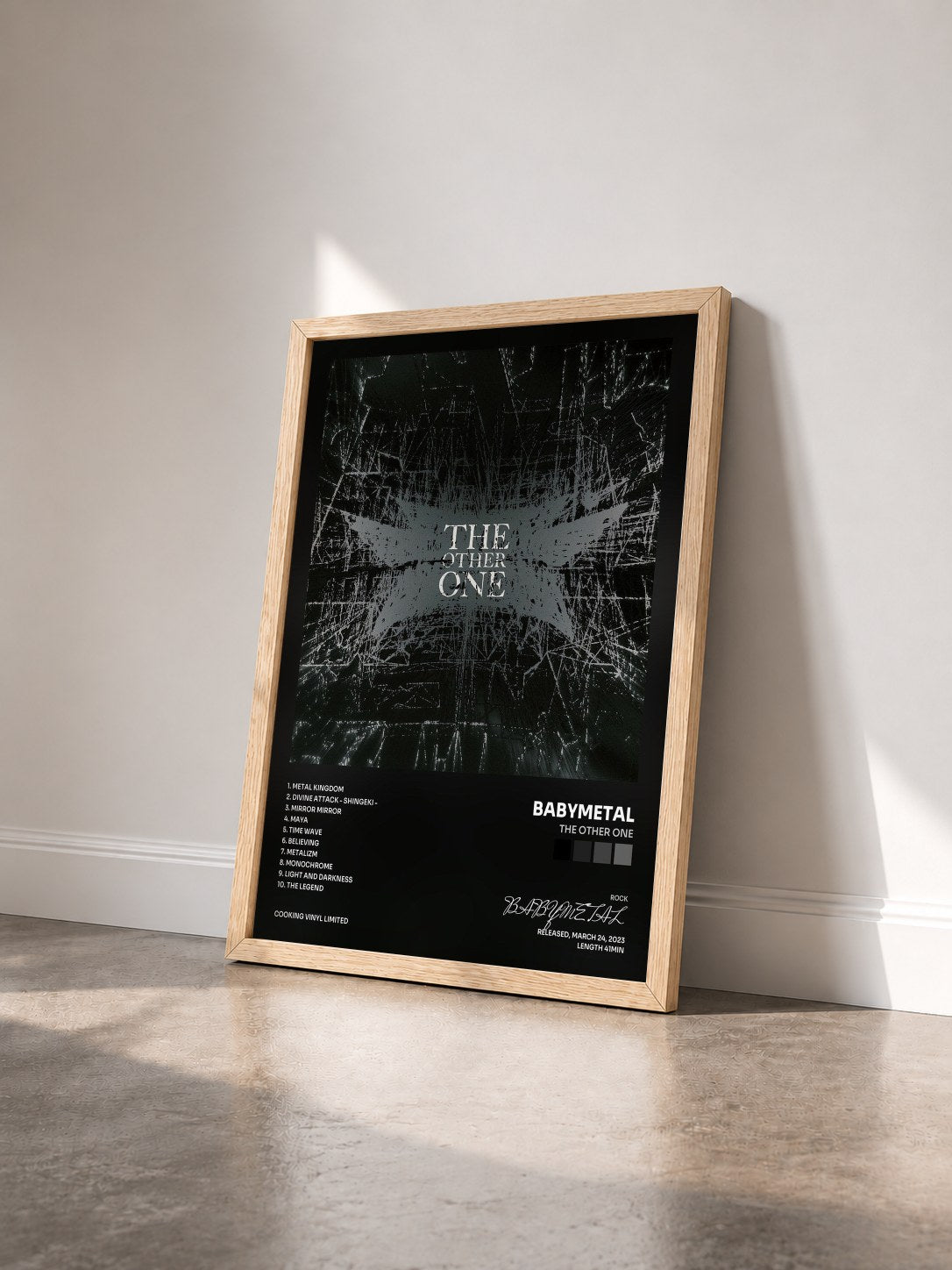 #bois Tableau de l'album THE OTHER ONE de BABYMETAL vu de trois quarts, cadre en bois brut