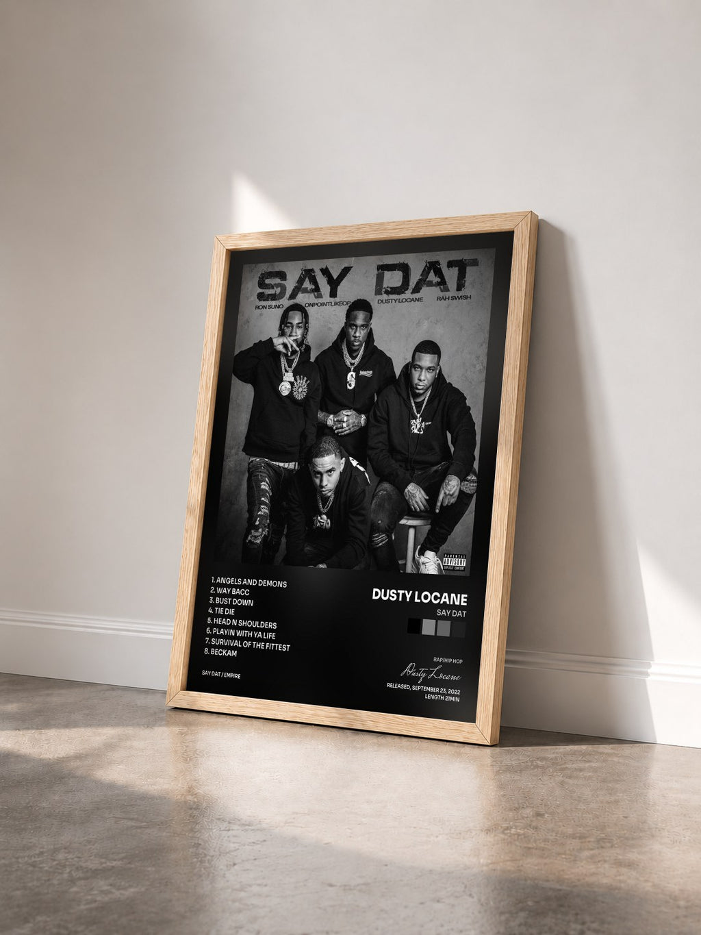 #bois Tableau de l'album SAY DAT de Dusty Locane vu de trois quarts, cadre en bois brut