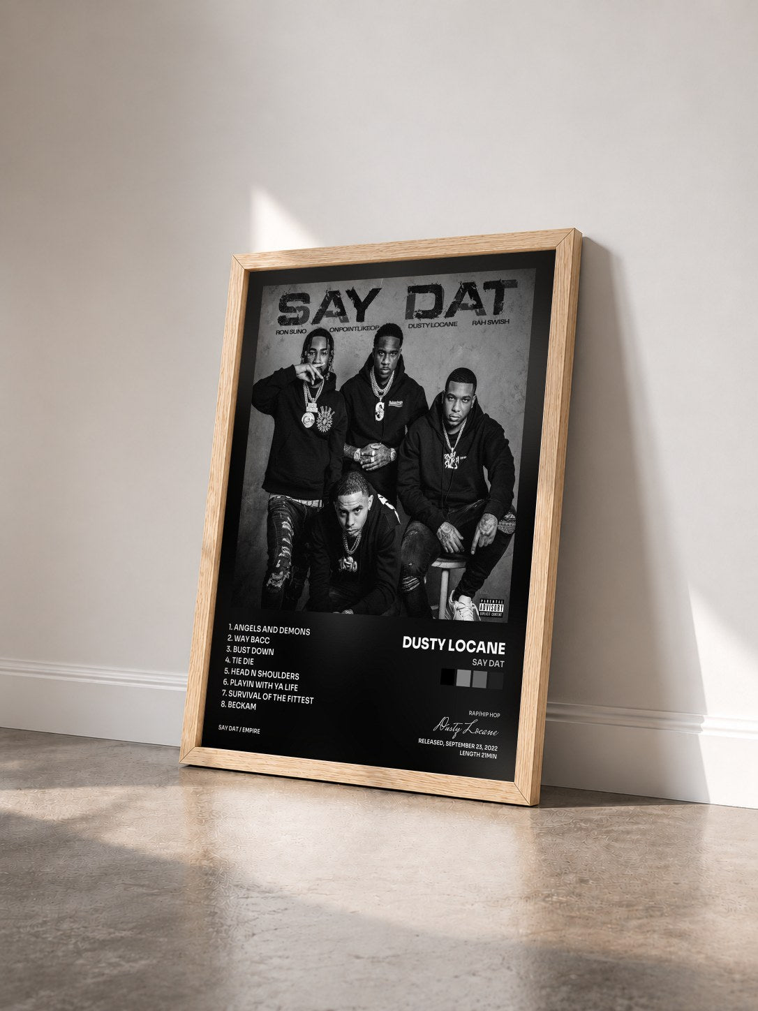 #bois Tableau de l'album SAY DAT de Dusty Locane vu de trois quarts, cadre en bois brut