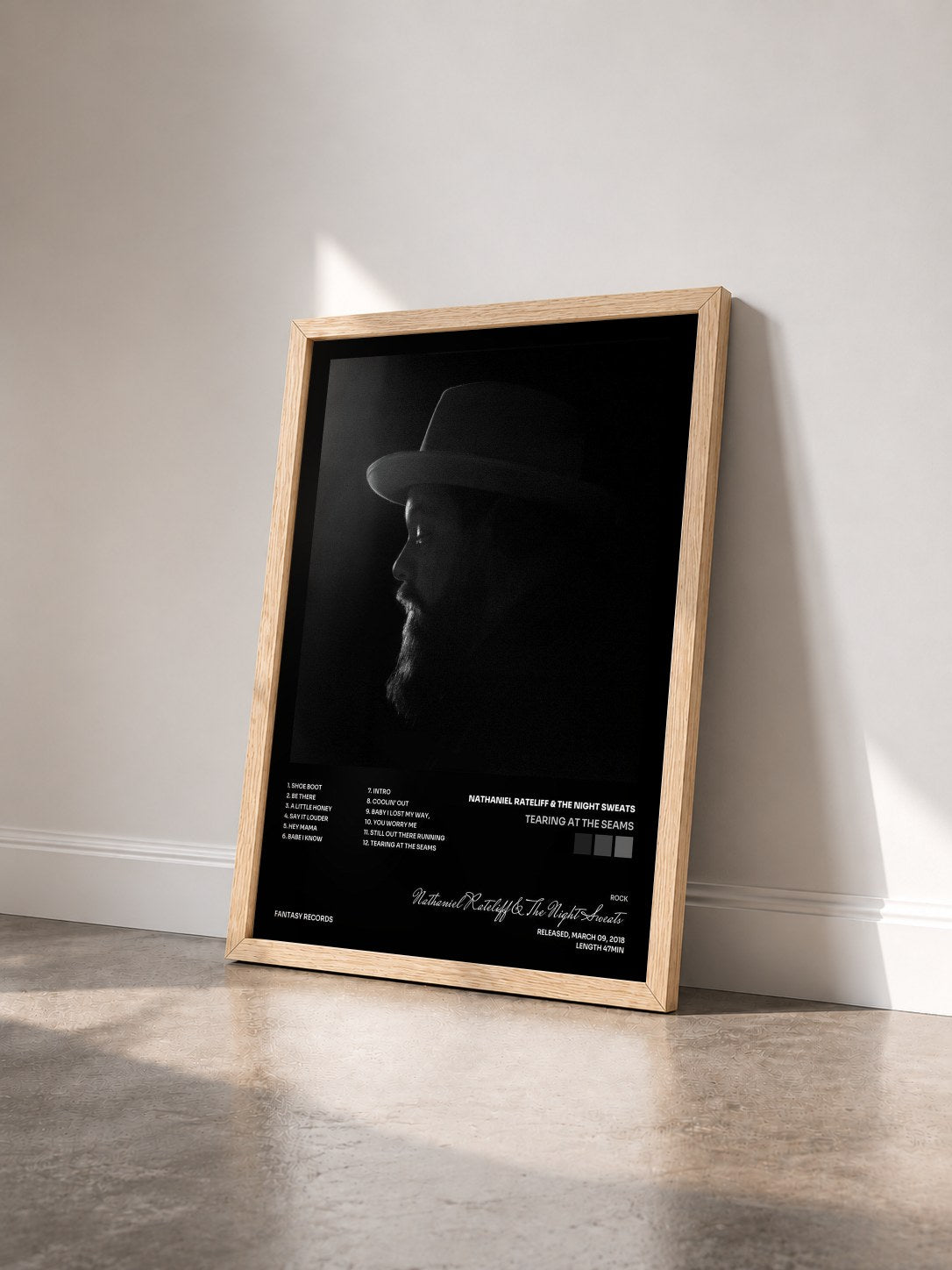 #bois Tableau de l'album Tearing at the Seams de Nathaniel Rateliff & The Night Sweats vu de trois quarts, cadre en bois brut
