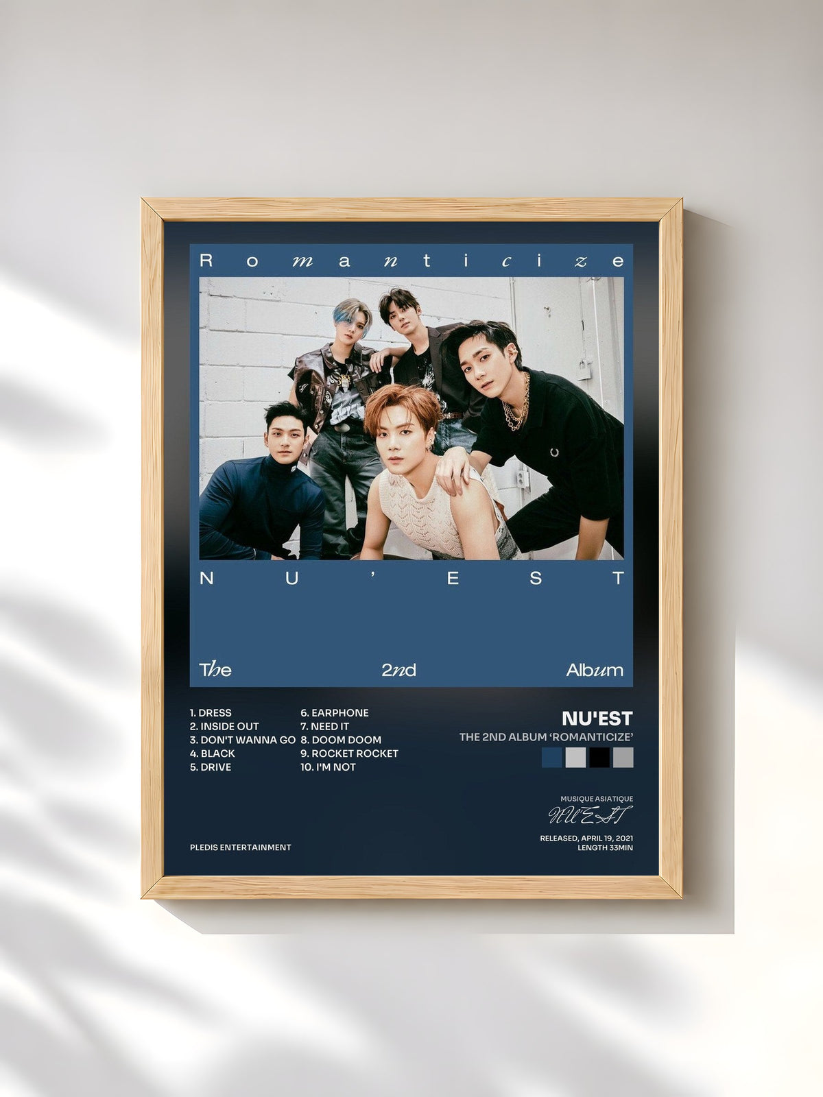 #bois Tableau de l'album The 2nd Album ‘Romanticize’ de NU'EST, cadre en bois brut, imprimé et encadré en France